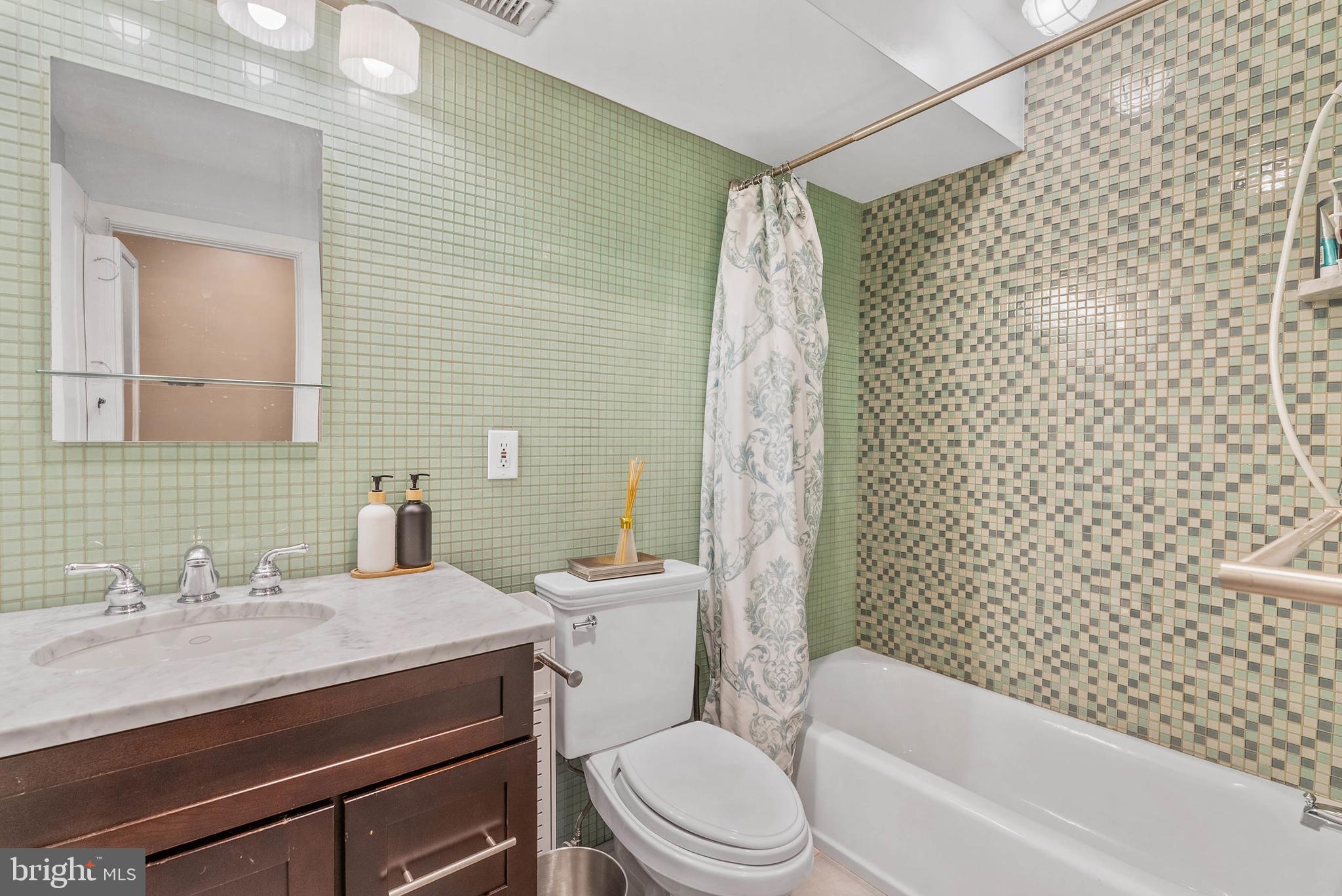 LOGAN SQUARE - Residential