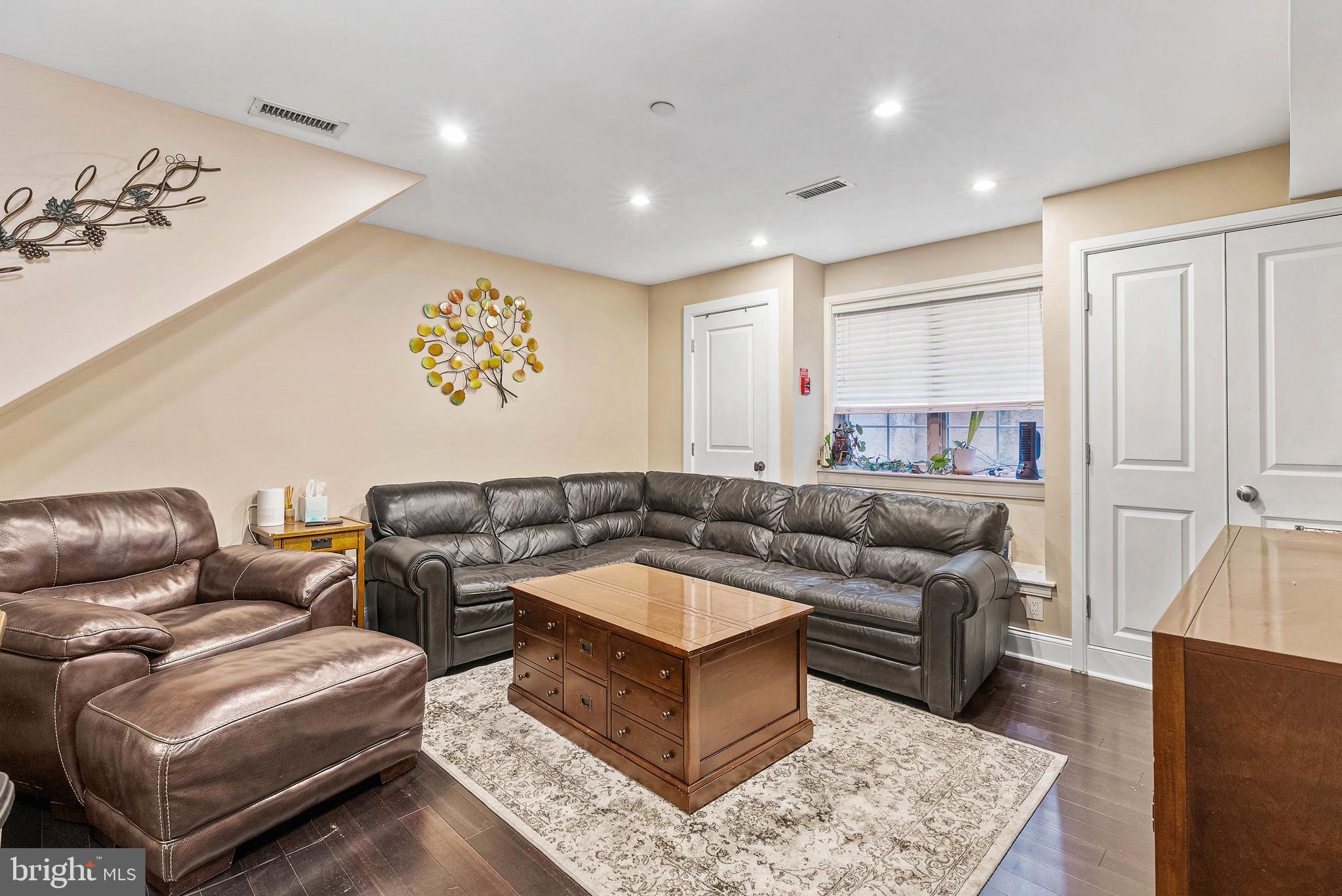 LOGAN SQUARE - Residential