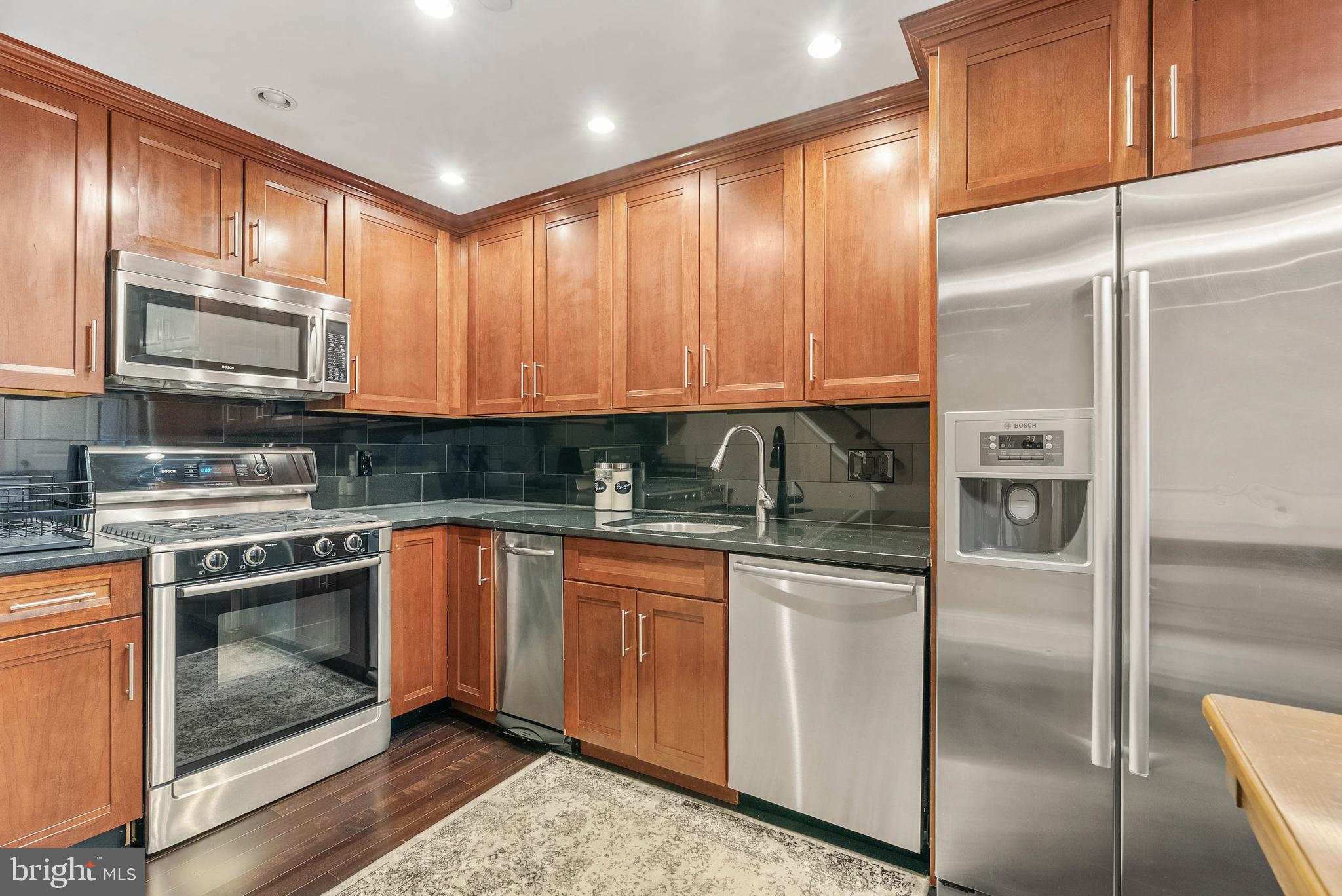 LOGAN SQUARE - Residential