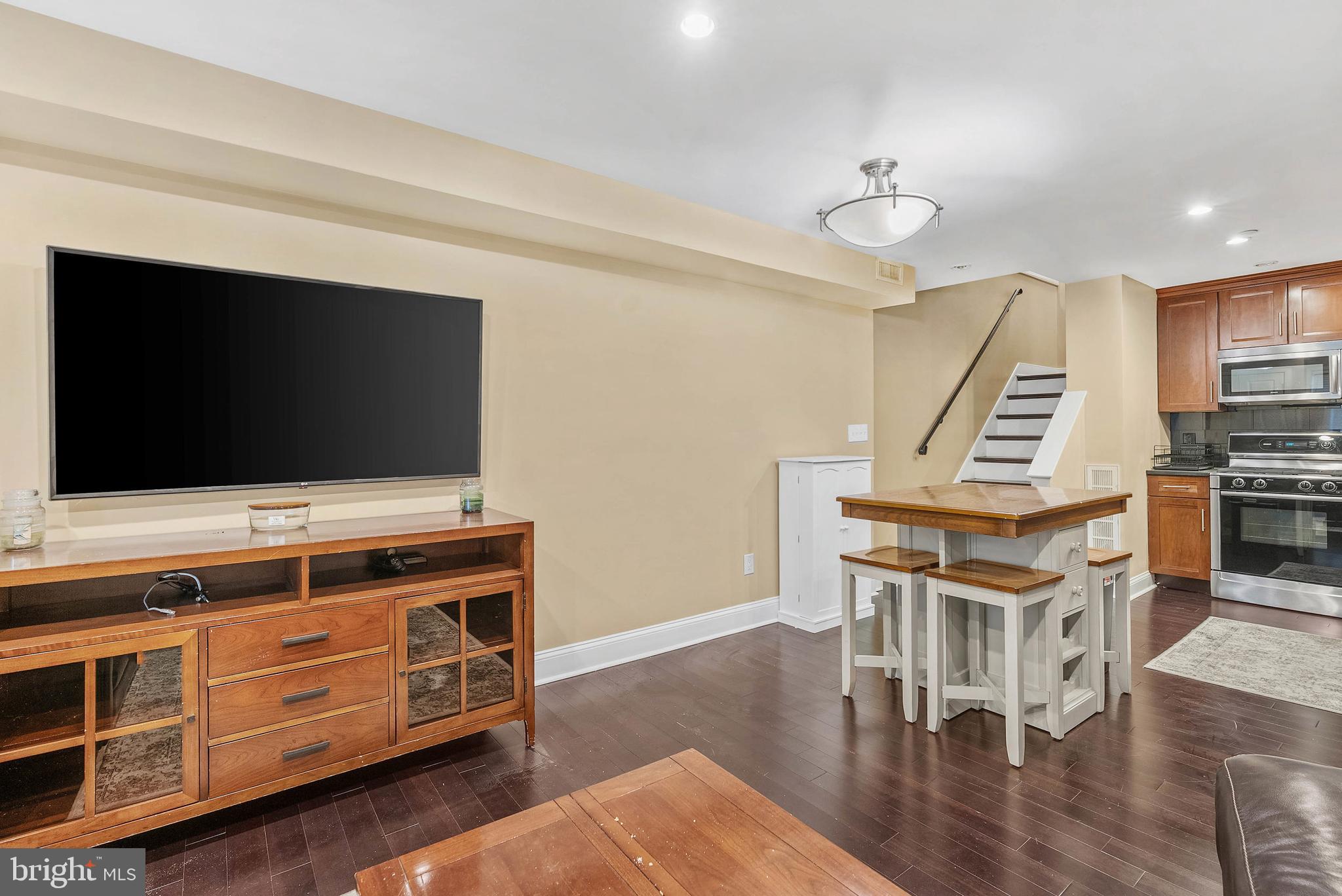 LOGAN SQUARE - Residential