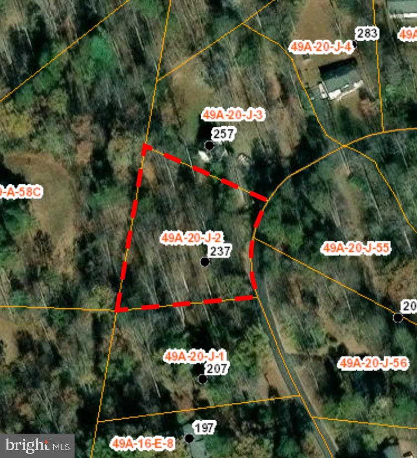 Wooded Basement lot in Twin Lakes. An approved building permit is included in the price. Conventional drainfield for 3 bedrooms.