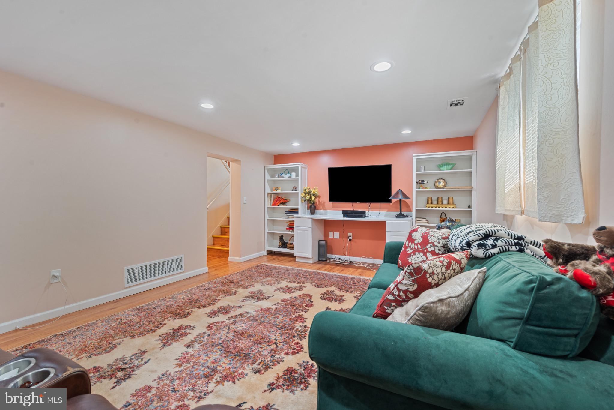 WILLIAMSBURG - Residential