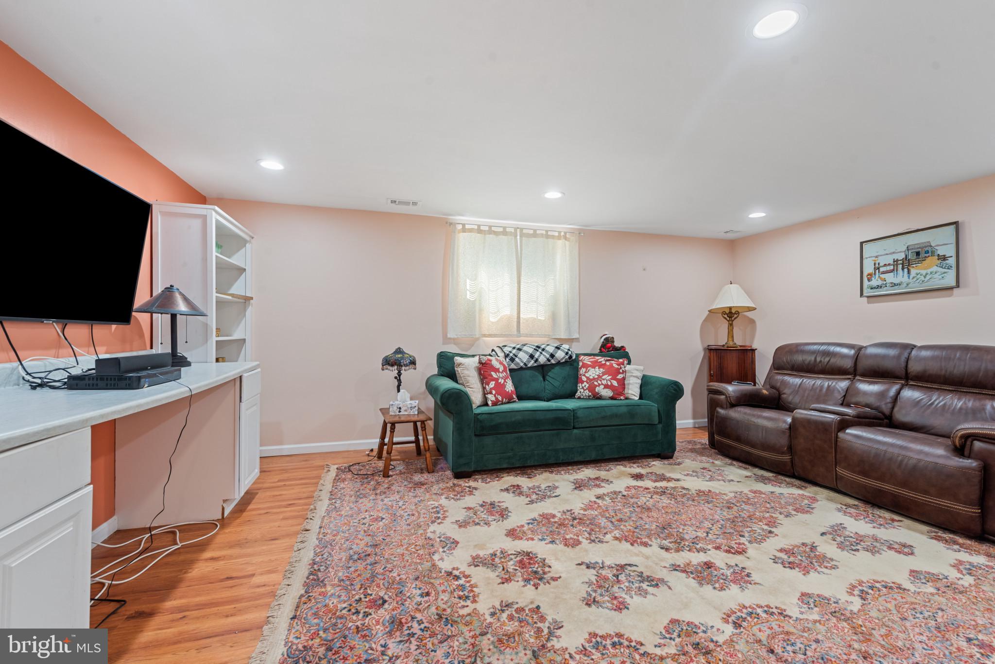 WILLIAMSBURG - Residential