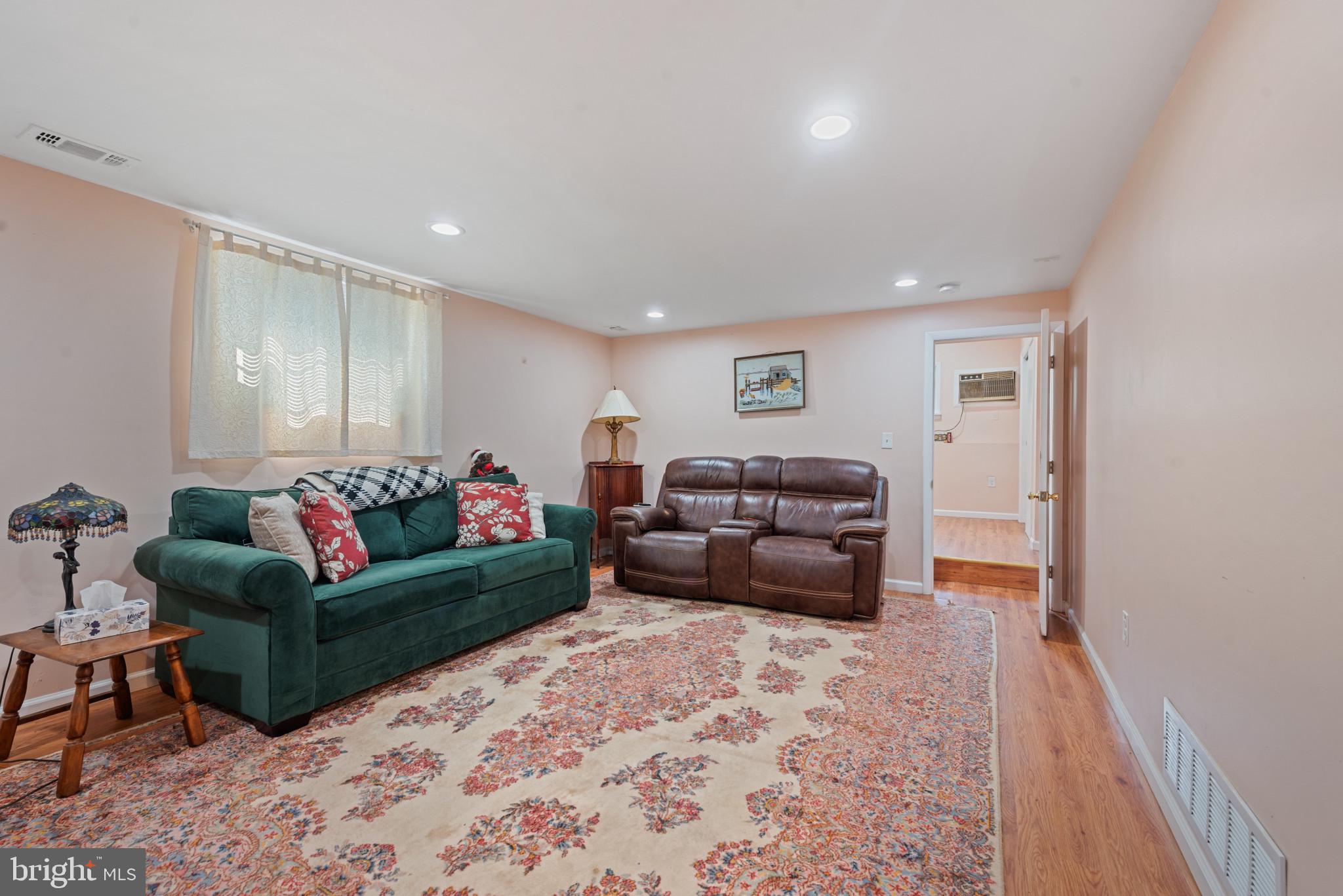 WILLIAMSBURG - Residential