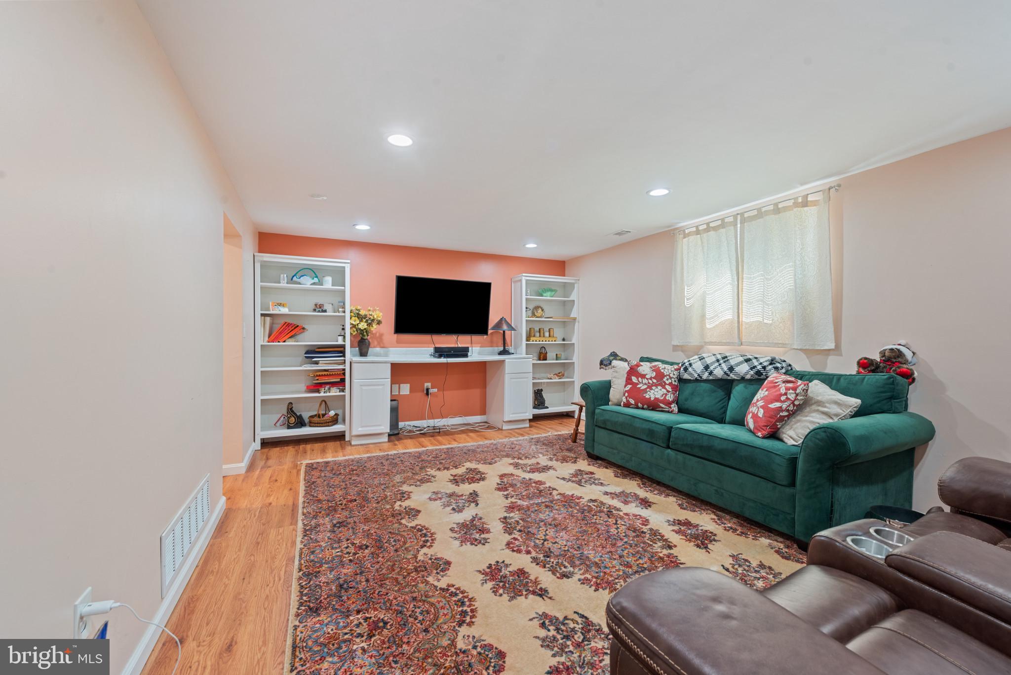 WILLIAMSBURG - Residential