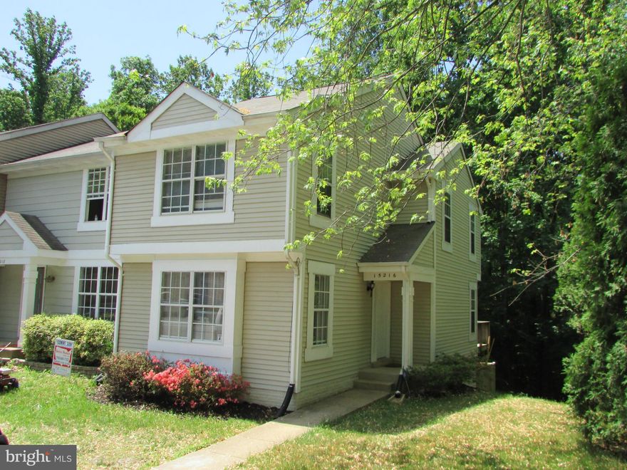 LOVELY LARGE END UNIT READY TO MOVE IN WITH NEW CARPET &  FRESH PAINT -  NICE DECK AND FENCED LOWER YARD SITUATED BACKING TO TREES FOR PRIVACY  - SPACIOUS EAT IN KITCHEN - MBA W/VALUTED CEILING - ROOF 9 YRS OLD - BRIGHT AND SUNNY HOME - LOWER LEVEL FEATURES WALK OUT FROM  FAMILY ROOM PLUS A FULL BATH AND EITHER 4TH BEDRM OR OFFICE    *** SELLER WILLING TO PAY $7,000 TOWARDS BUYERS CLOSING COST***