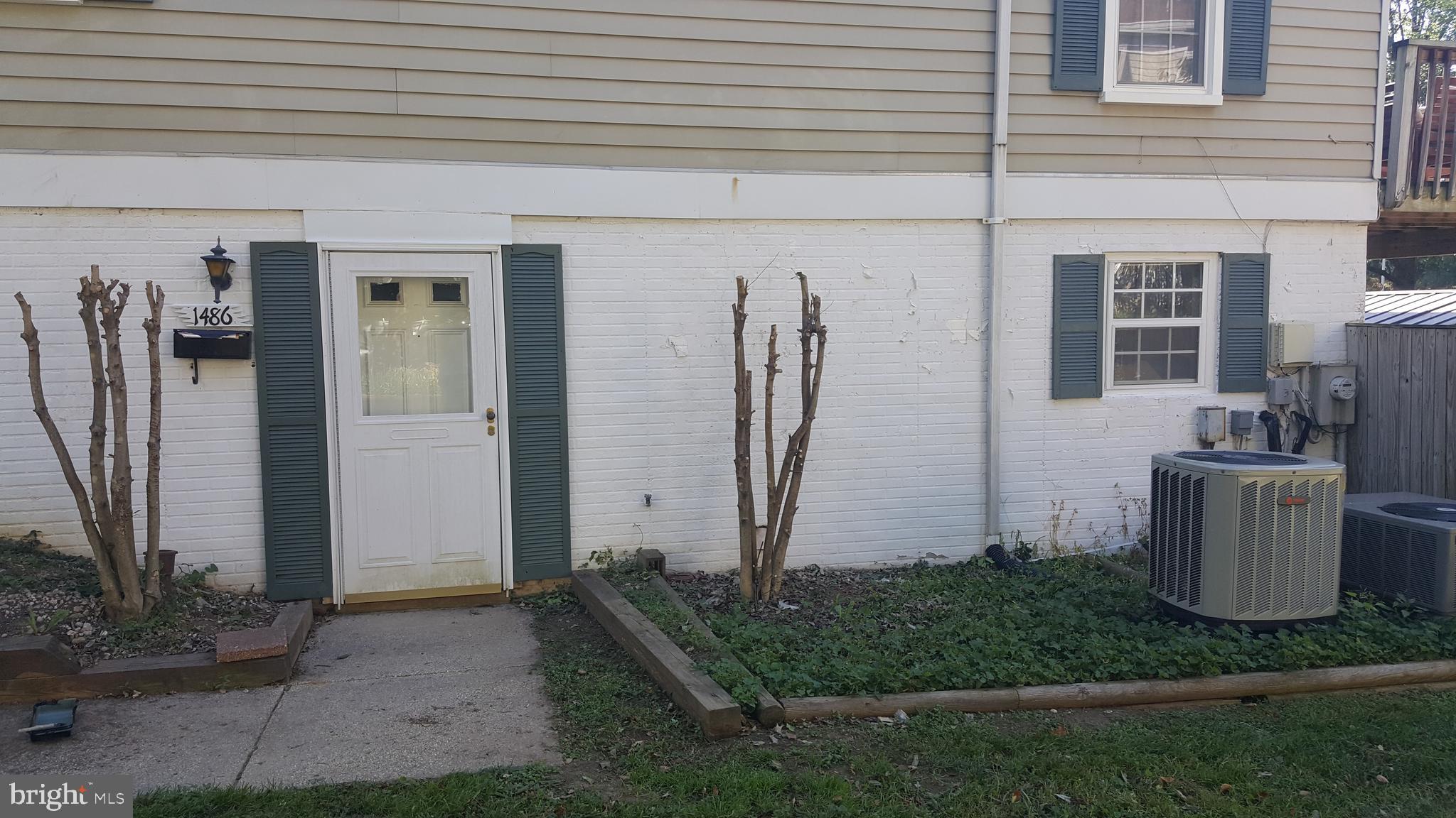 ONE LEVEL GROUND LEVEL 2 BEDROOM, 1 BATH, DINING / LIVING AREA WITH WOOD BURNING FIRE PLACE AND SLIDING DOORS TO FENCED IN BACKYARD. EAT IN KITCHEN. NEW WINDOWS. ASSIGNED PARKING SPOT.