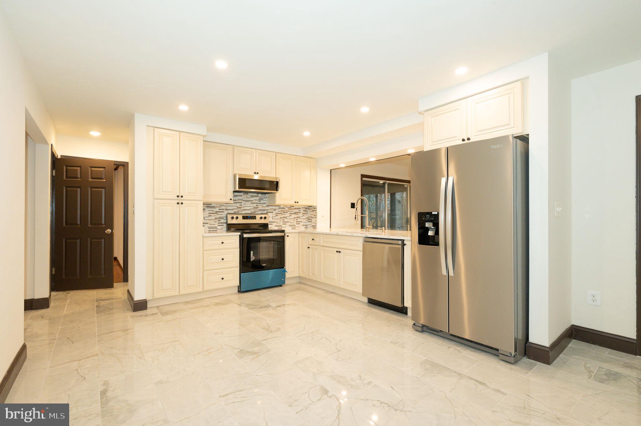 COUNTRY CLUB VIEW - Residential Lease