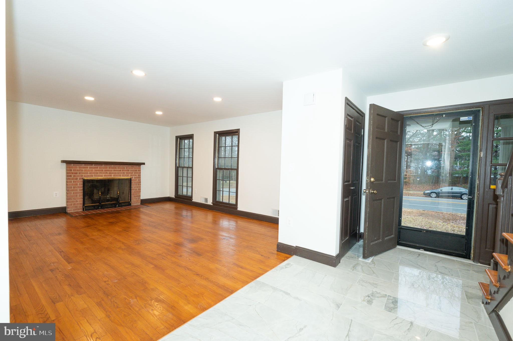 COUNTRY CLUB VIEW - Residential Lease