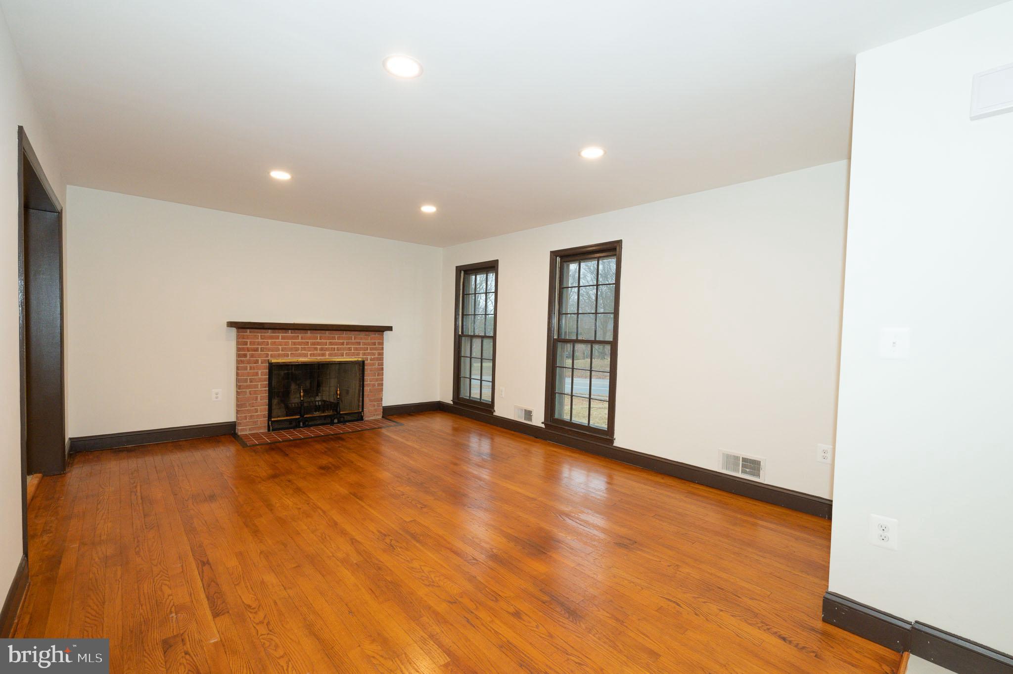 COUNTRY CLUB VIEW - Residential Lease