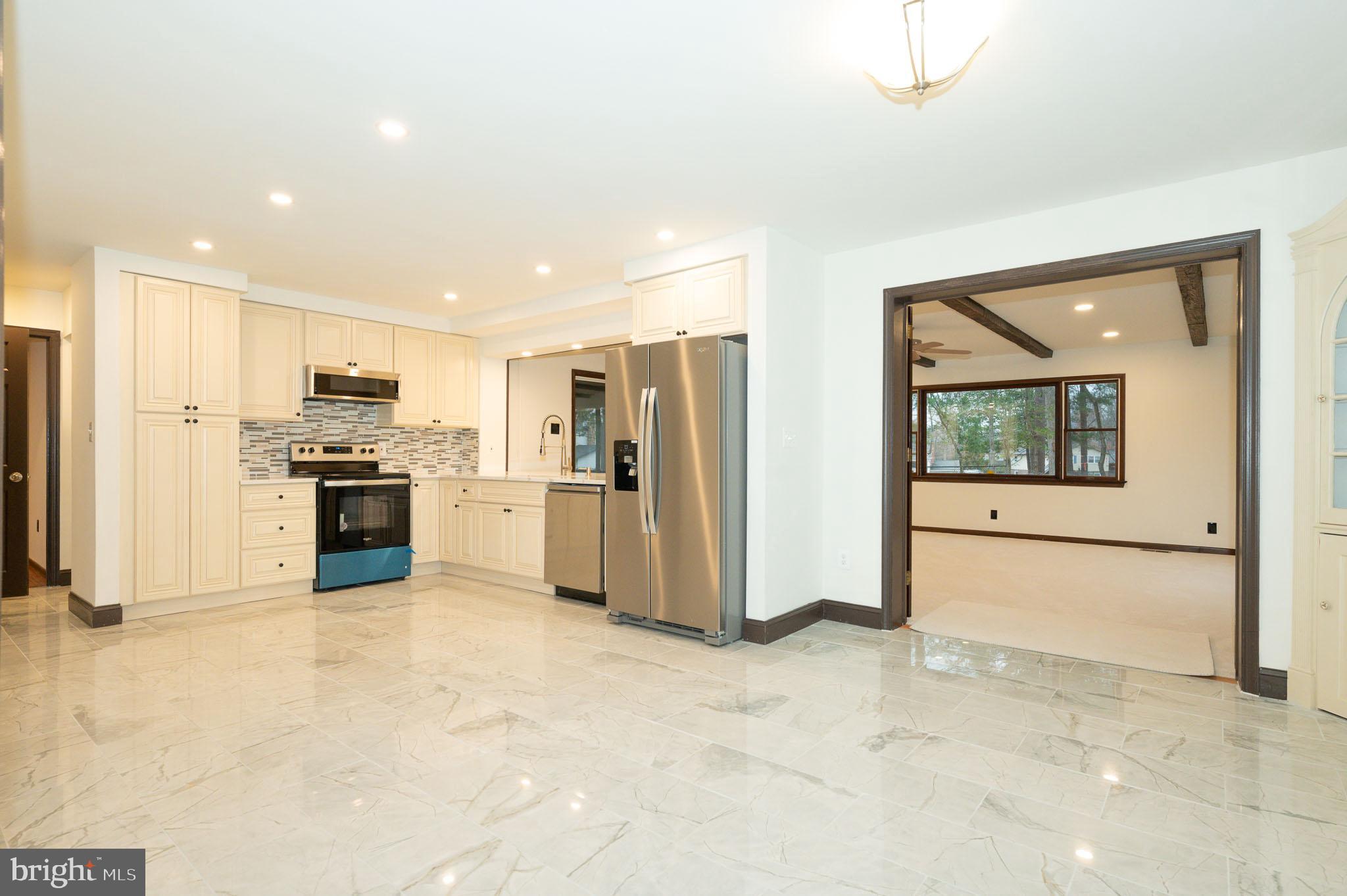 COUNTRY CLUB VIEW - Residential Lease