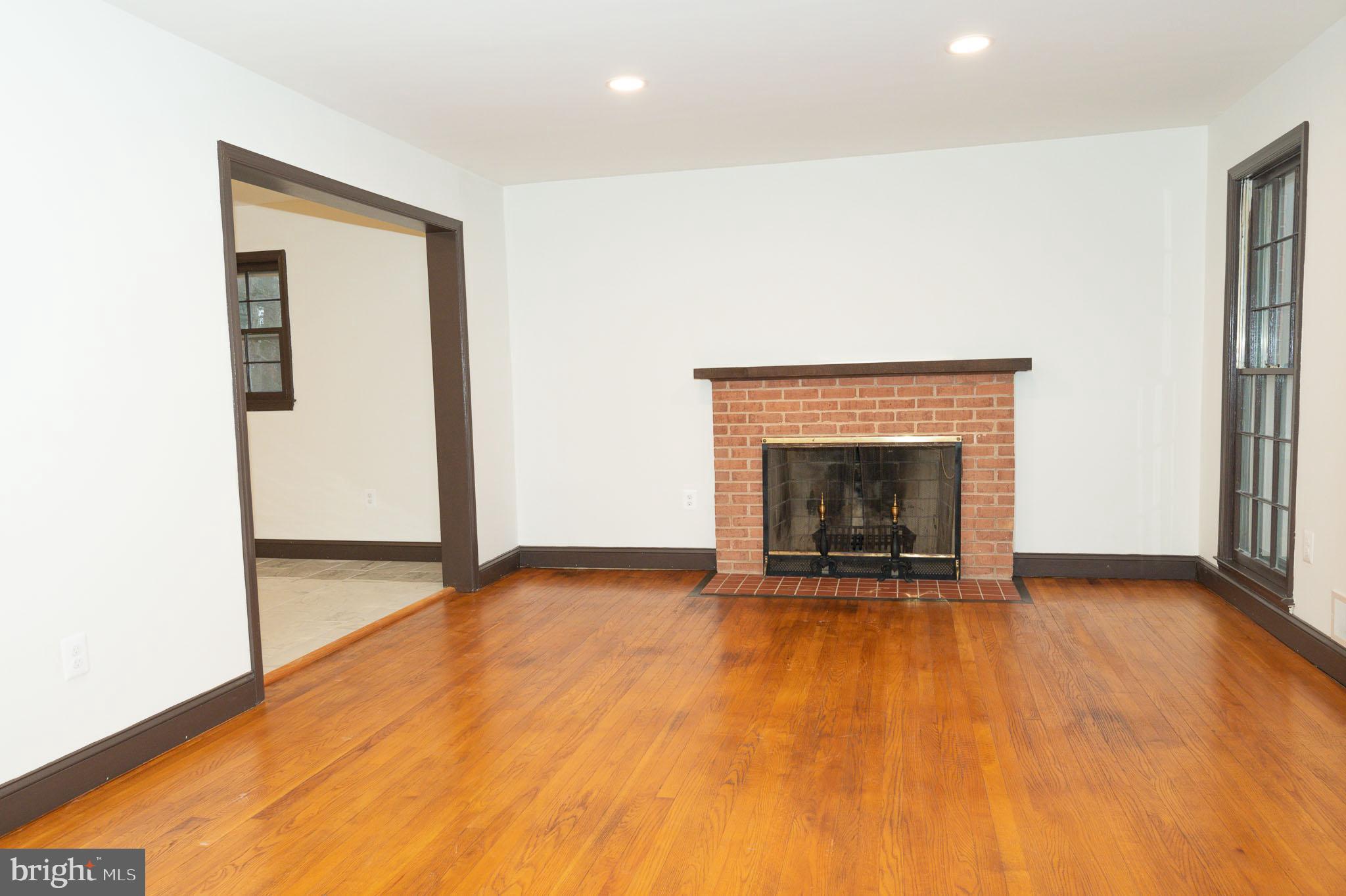 COUNTRY CLUB VIEW - Residential Lease