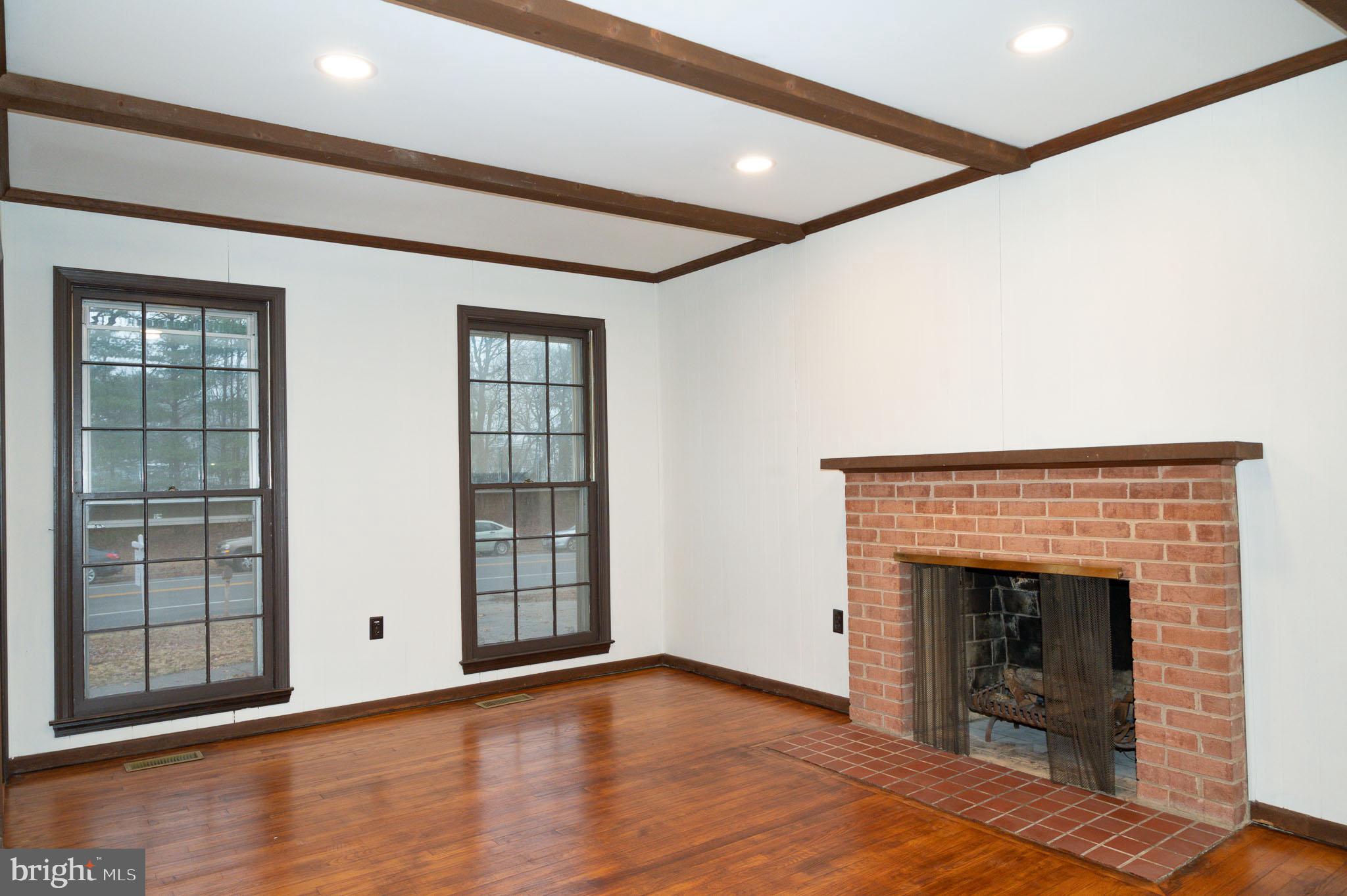 COUNTRY CLUB VIEW - Residential Lease