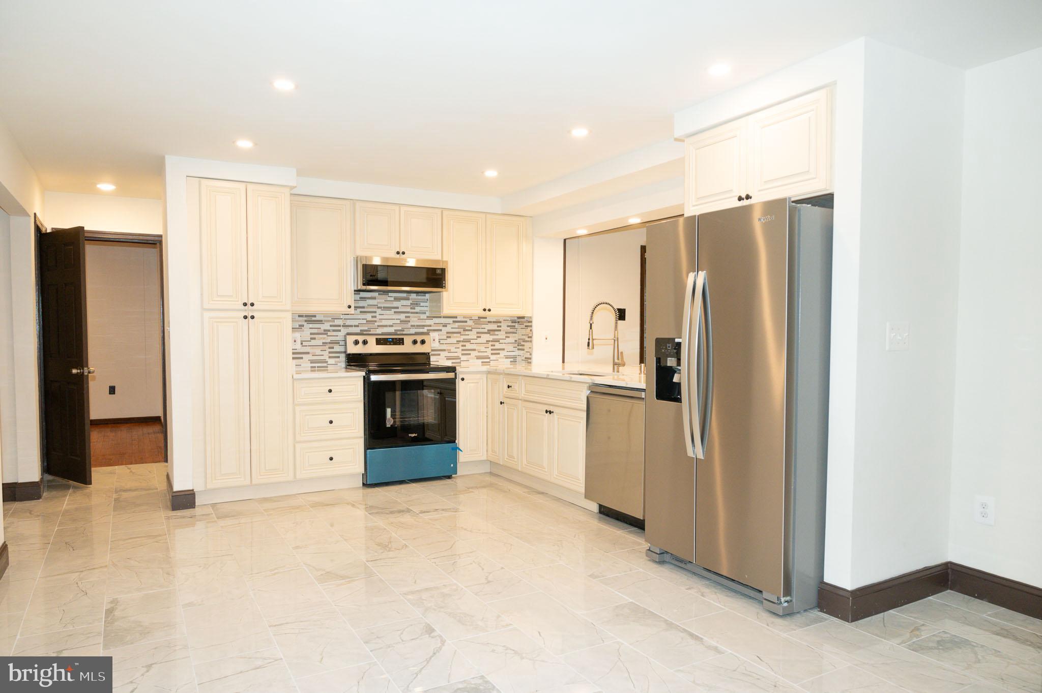 COUNTRY CLUB VIEW - Residential Lease