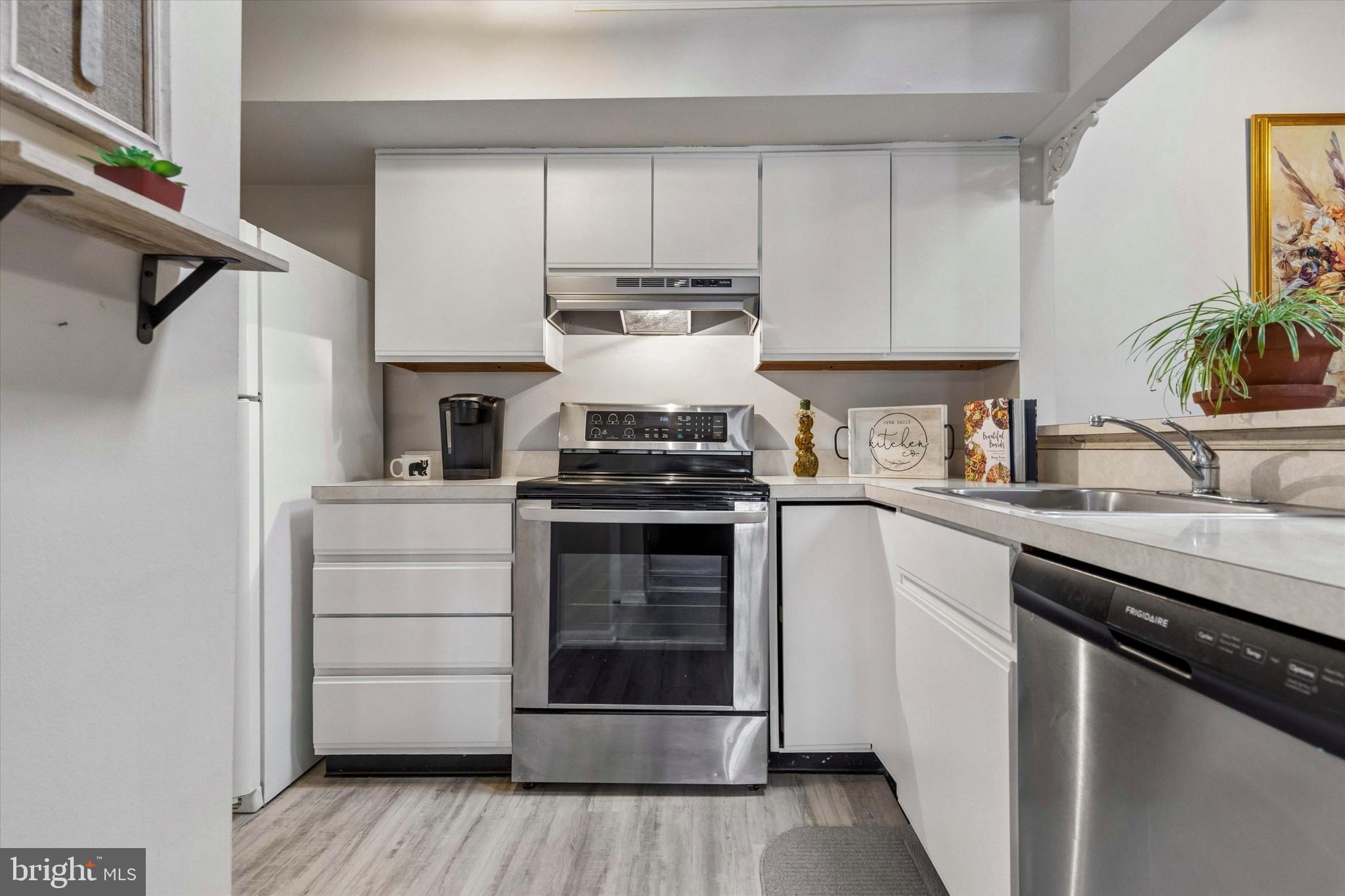 SAW MILL VALLEY - Residential