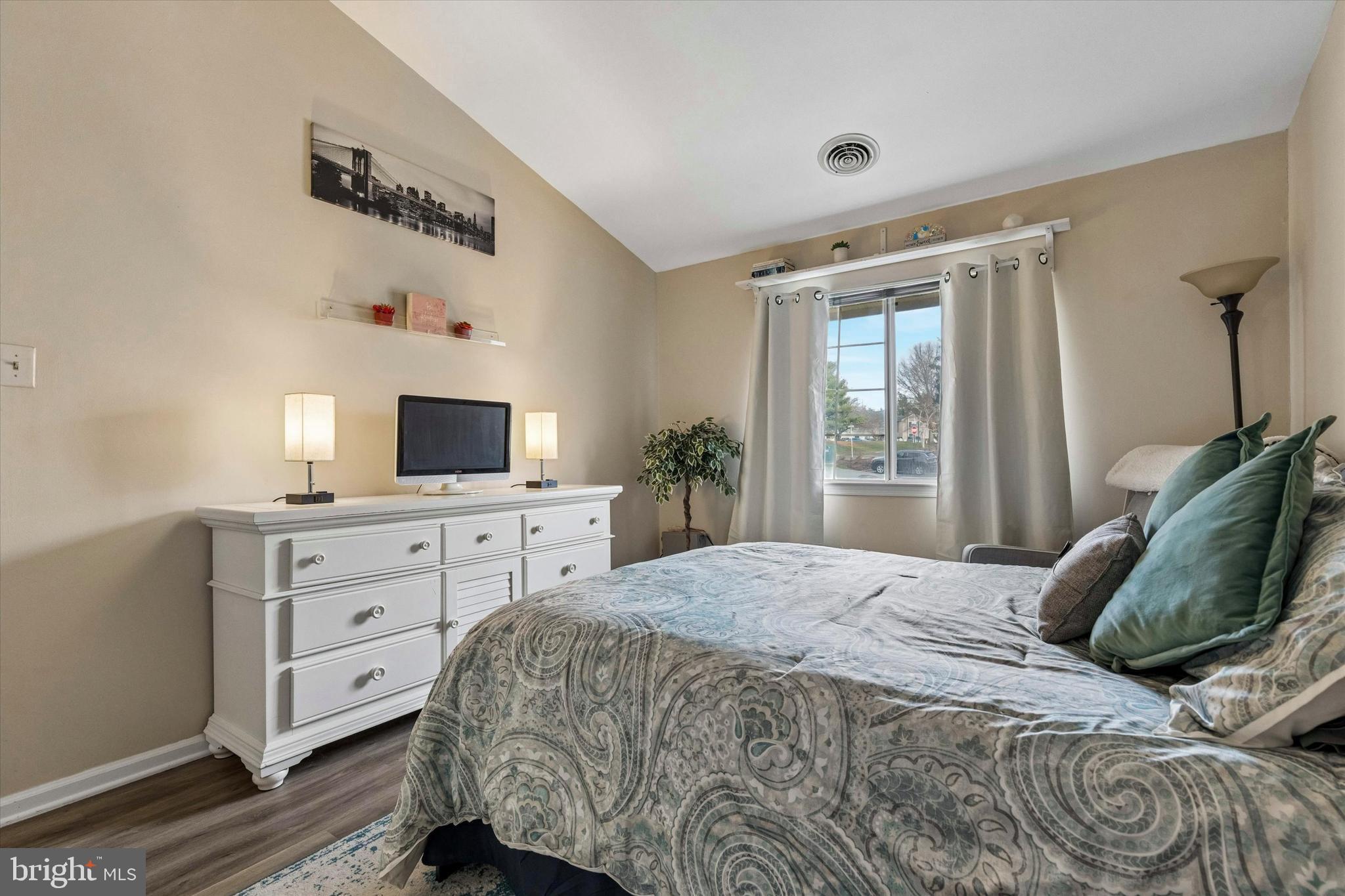 SAW MILL VALLEY - Residential