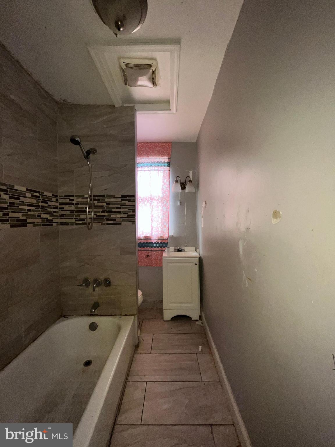 ELLWOOD PARK - Residential