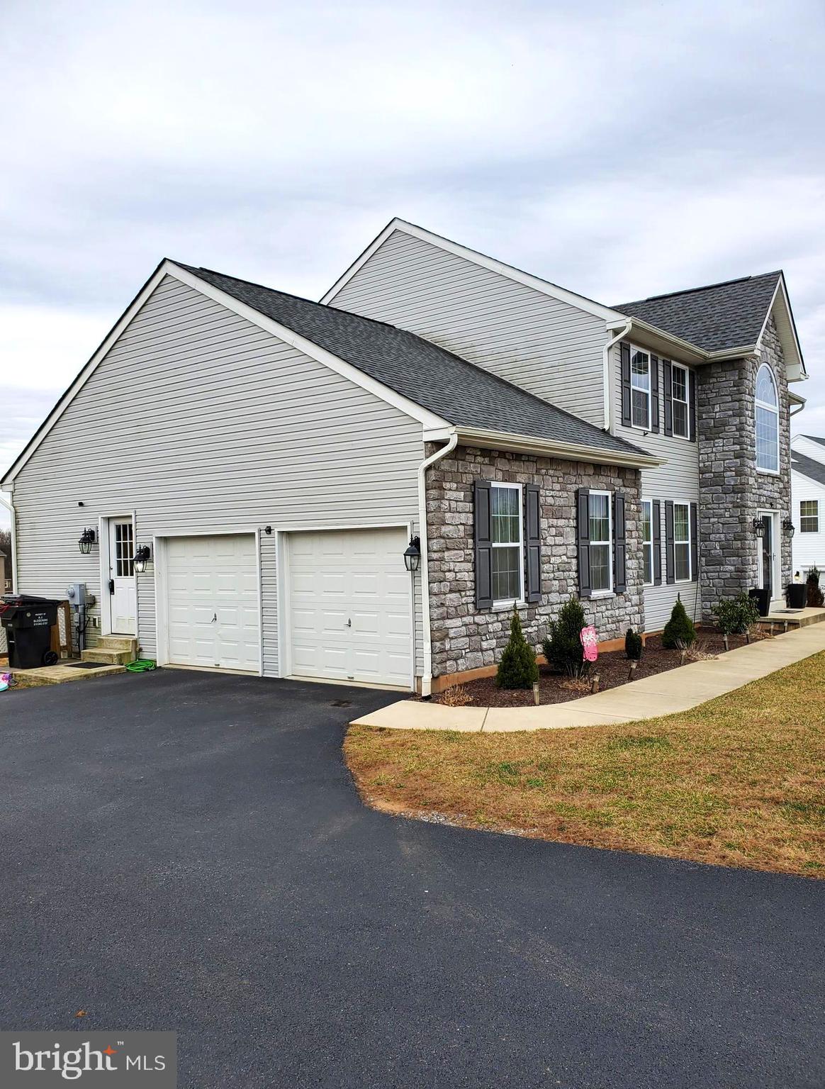 WOODS EDGE - Residential