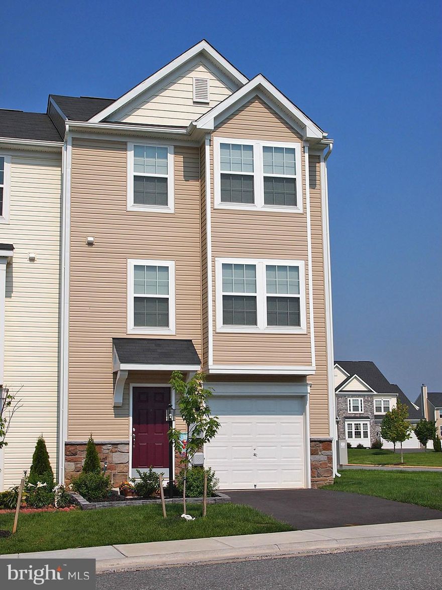 Fairfax Crossing offers the best of everything... shopping & dining within walking distance, scenic views & convenient access to travel routes. This impeccably cared for end unit has a morning room extension (which bumps out all 3 levels), a 2-level bay window, a deluxe master bath & a fully finished lower level. $3,000 closing cost credit to the Purchaser for an accepted offer by Sept. 4, 2015.