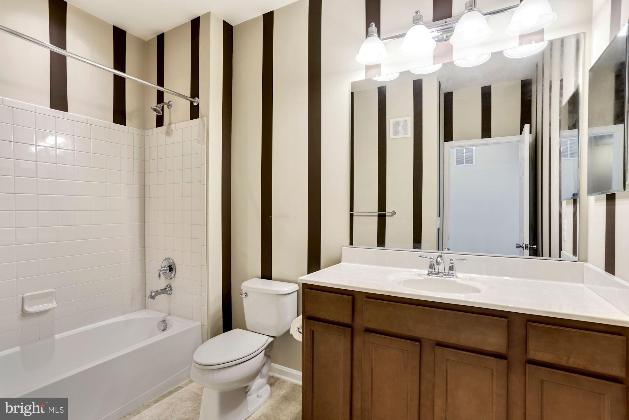 RESIDENCES AT DULLES PRK - Residential Lease