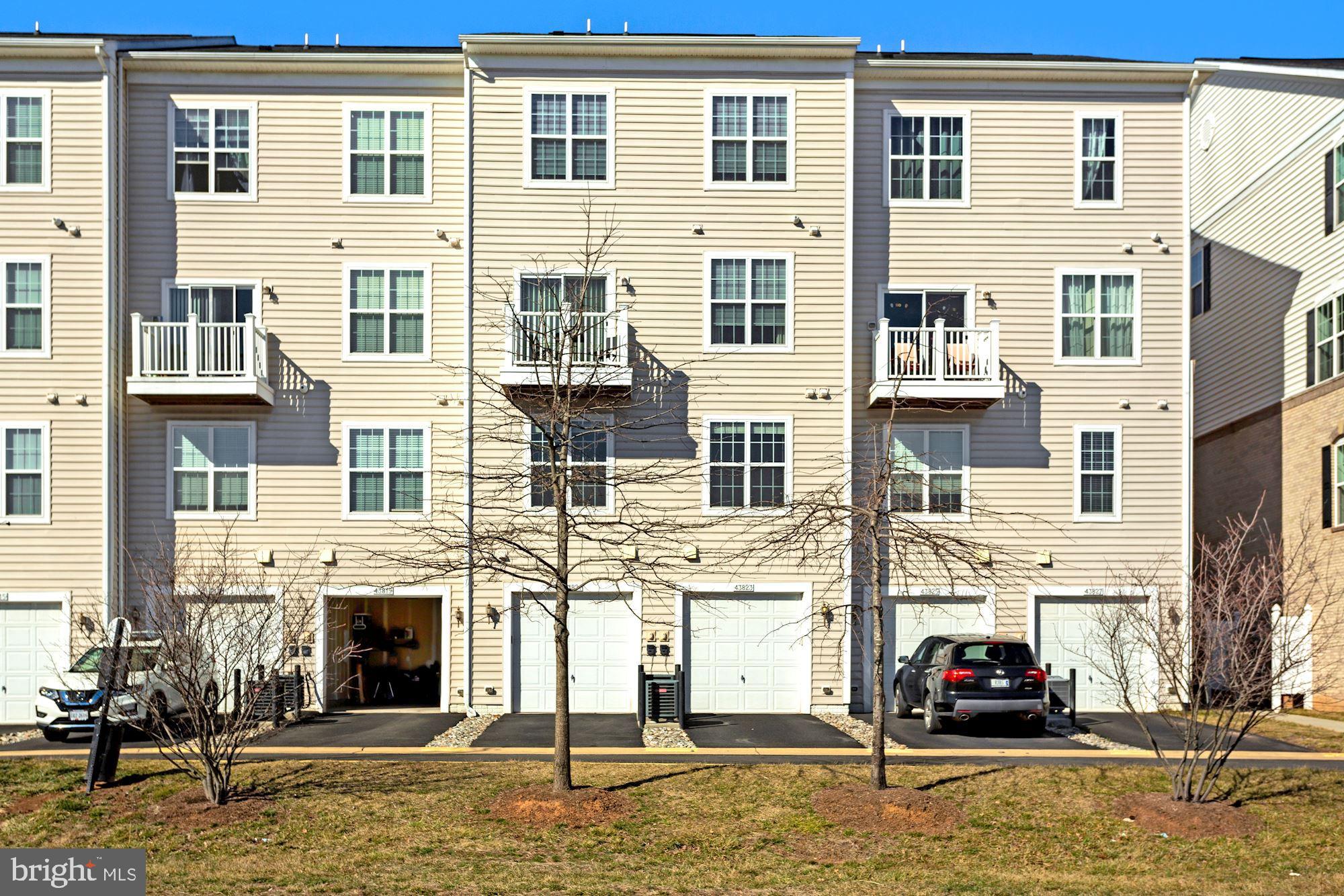 RESIDENCES AT DULLES PRK - Residential Lease