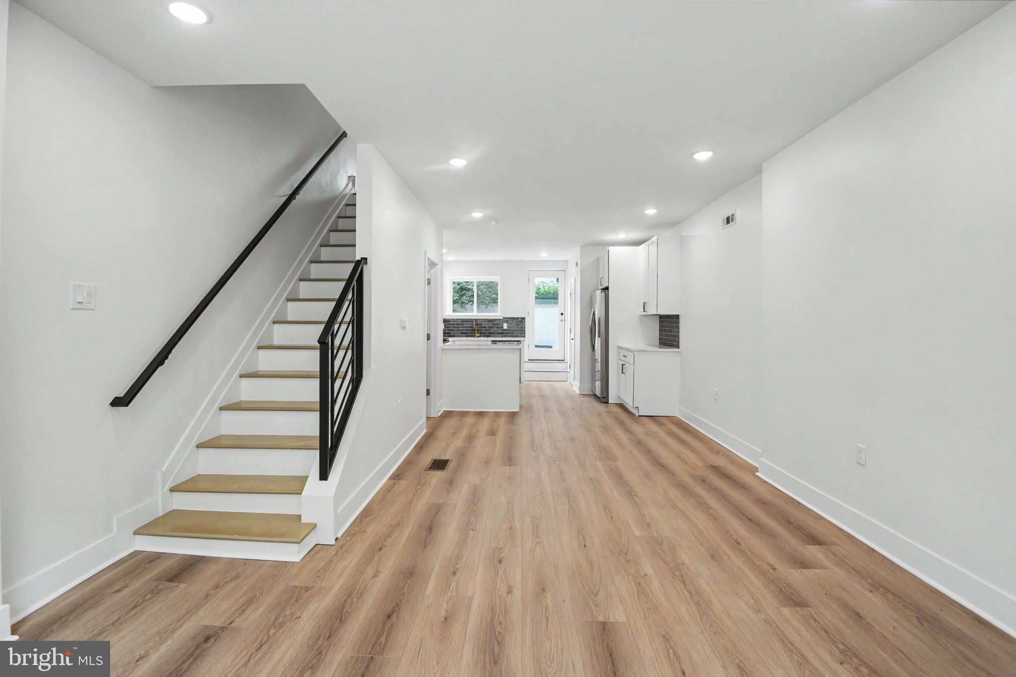 1513 E HEWSON