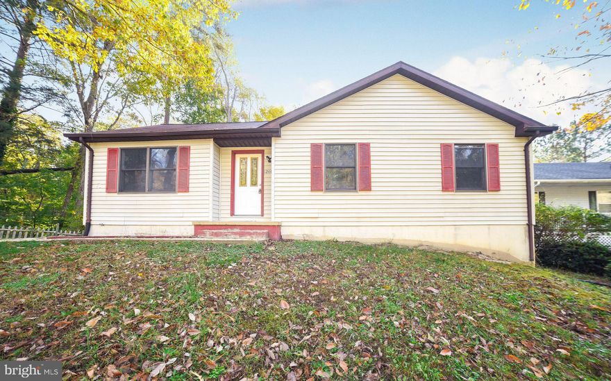 Quaint 3 bedrooms 2 bath with full basement that backs up to trees.  There are 2 lots that come with this home so when you are looking at the home the property the left is part of this.  The community offers golf a beach a community house and play yard.