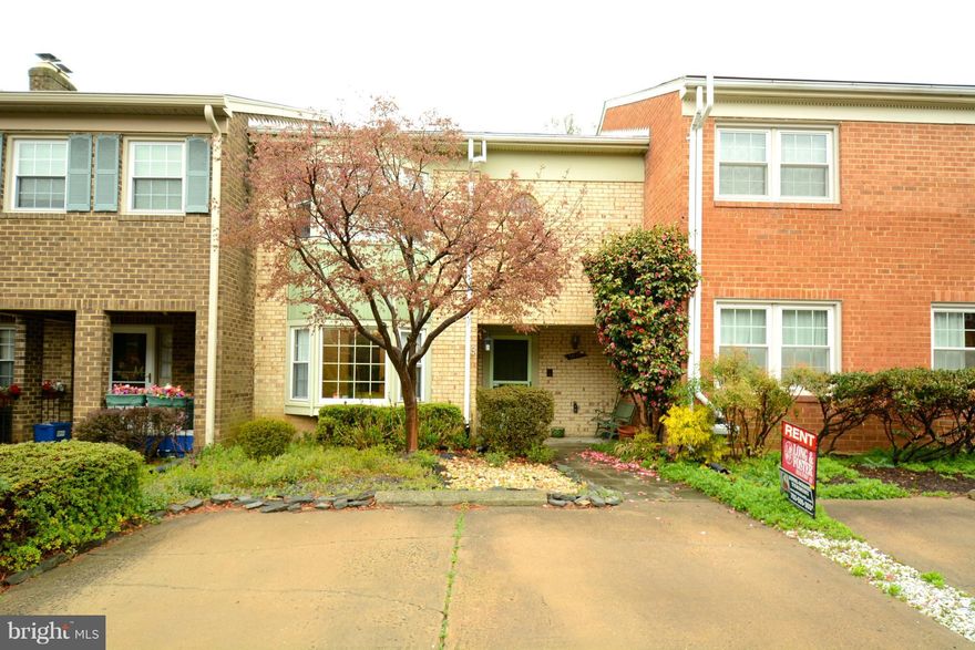 Awesome opportunity. Adjacent to Vienna/ GMU Metro station and Nottoway Park! Large Townhome w/3lvls, 3BR,3.5BA*Driveway Parking*Hardwd flrs throughout including upper lvl bedrooms*Updated Kitchen w/ Stainless Steel appliances, Granite tops and adjoining breakfast room/ FR*Finished Lower Lvl w/Den&Full Bath, FPL and Walkout/ Lge SGD to fenced Georgetown-like garden w/brick patio&decking*OWC Pets*