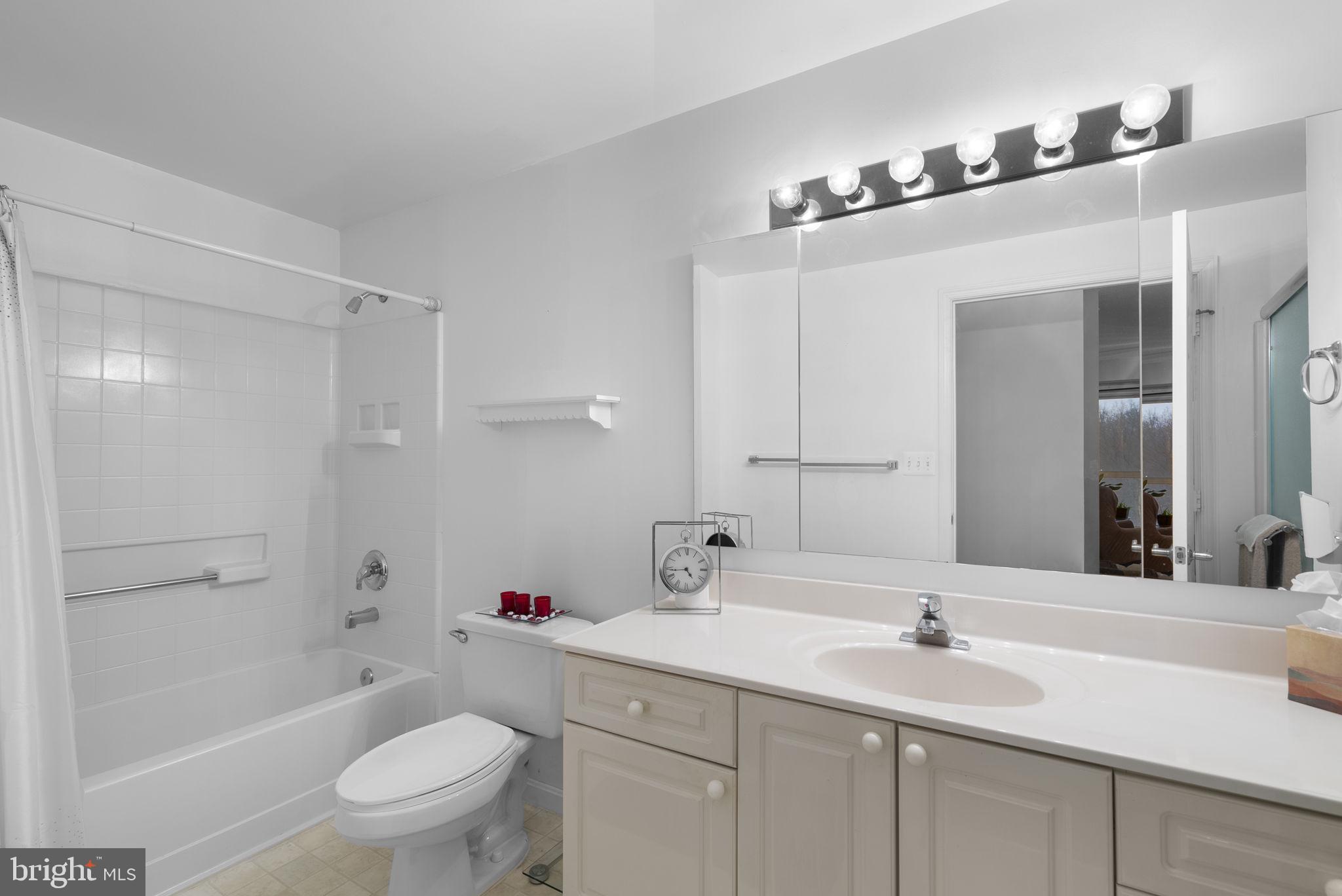 VANTAGE POINT EAST @ LEISURE WORLD - Residential