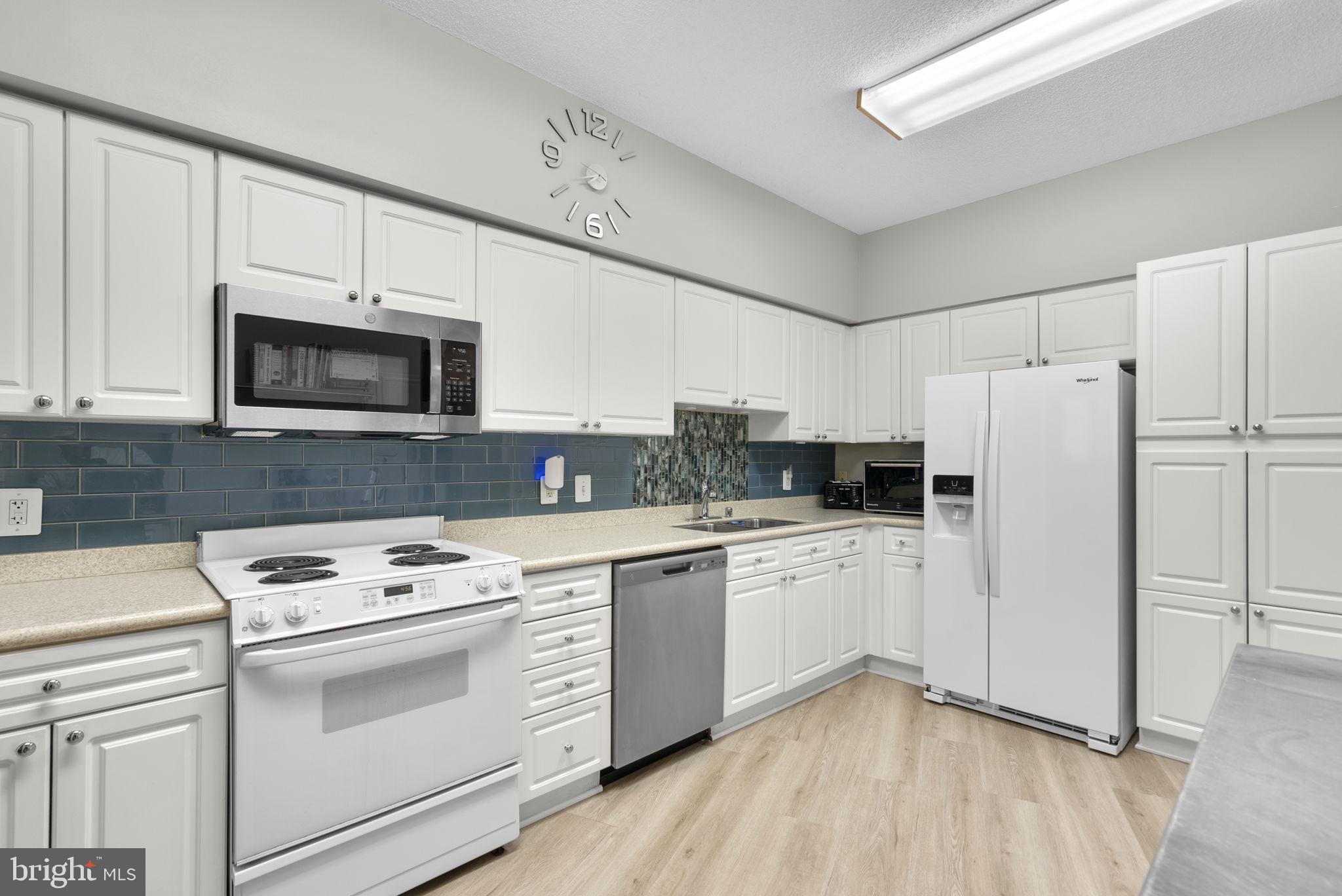 VANTAGE POINT EAST @ LEISURE WORLD - Residential