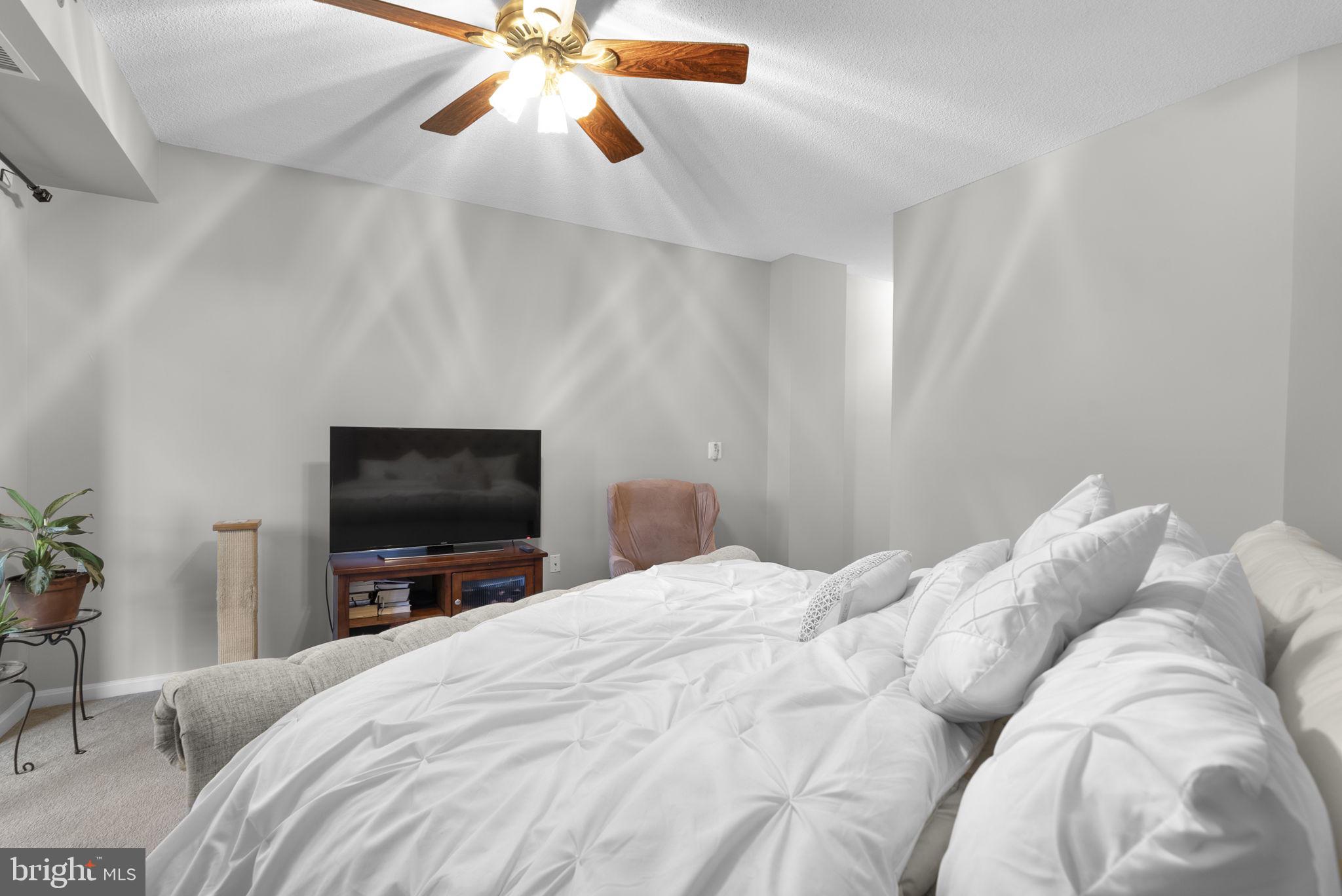 VANTAGE POINT EAST @ LEISURE WORLD - Residential