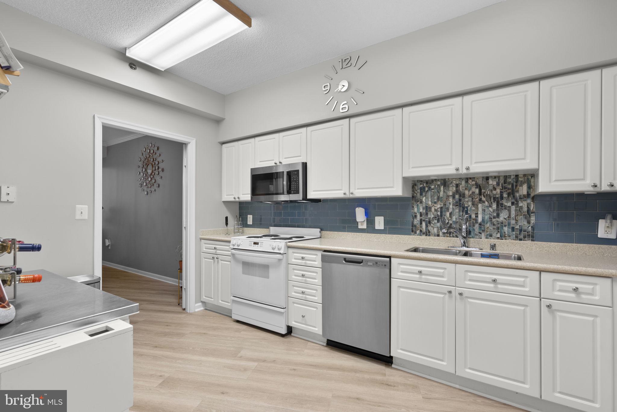 VANTAGE POINT EAST @ LEISURE WORLD - Residential