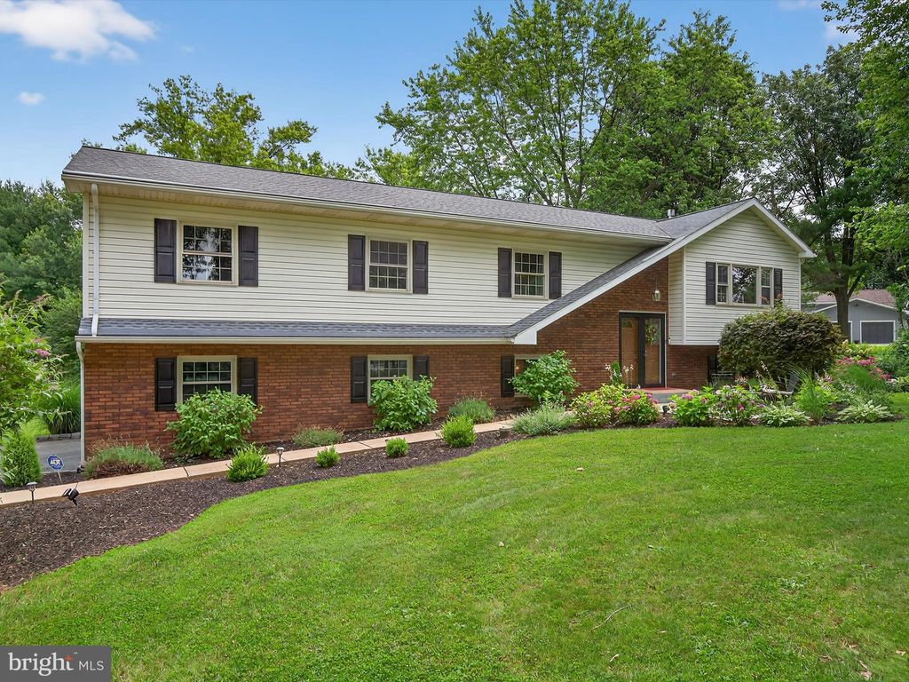 Photo of 191 Carol Drive, WASHINGTON BORO, PA 17582 (MLS # PALA2072404)
