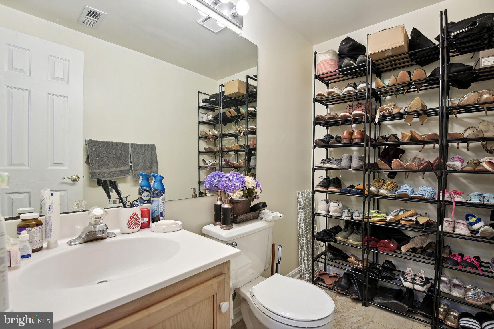 HOLLY POINTE - Residential Lease