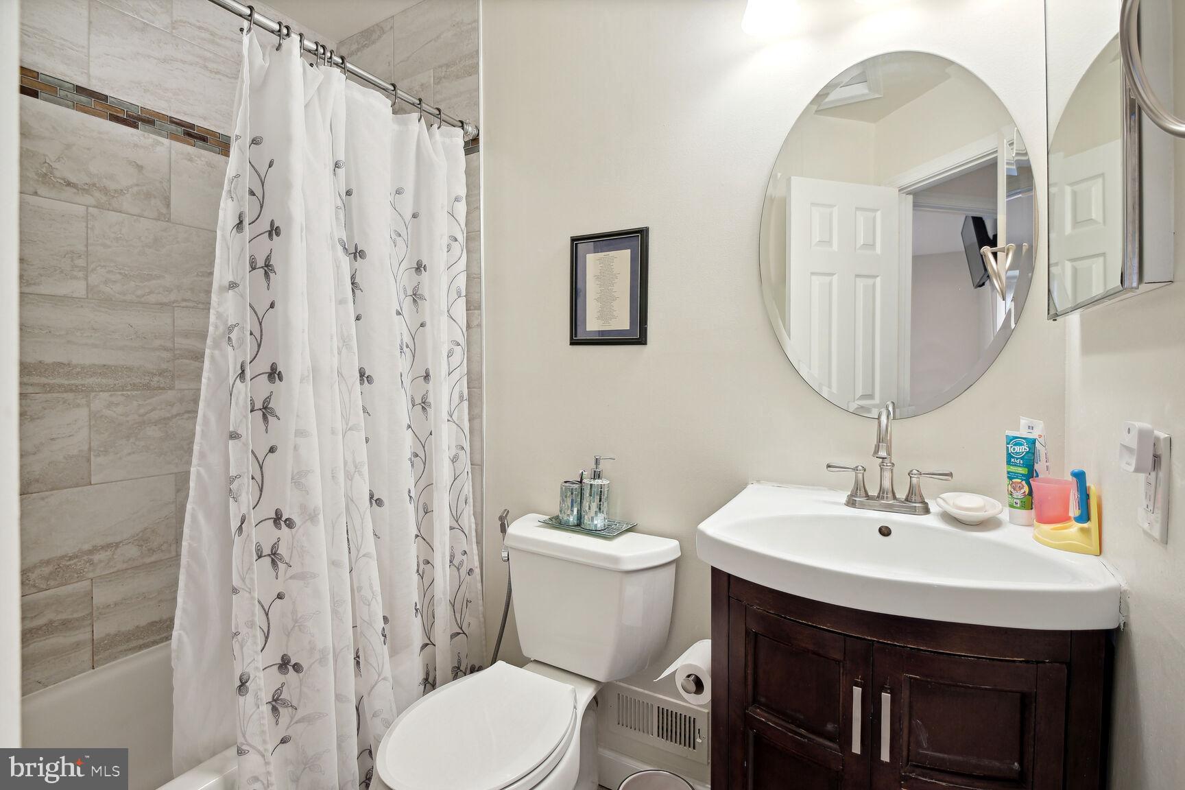 HOLLY POINTE - Residential Lease