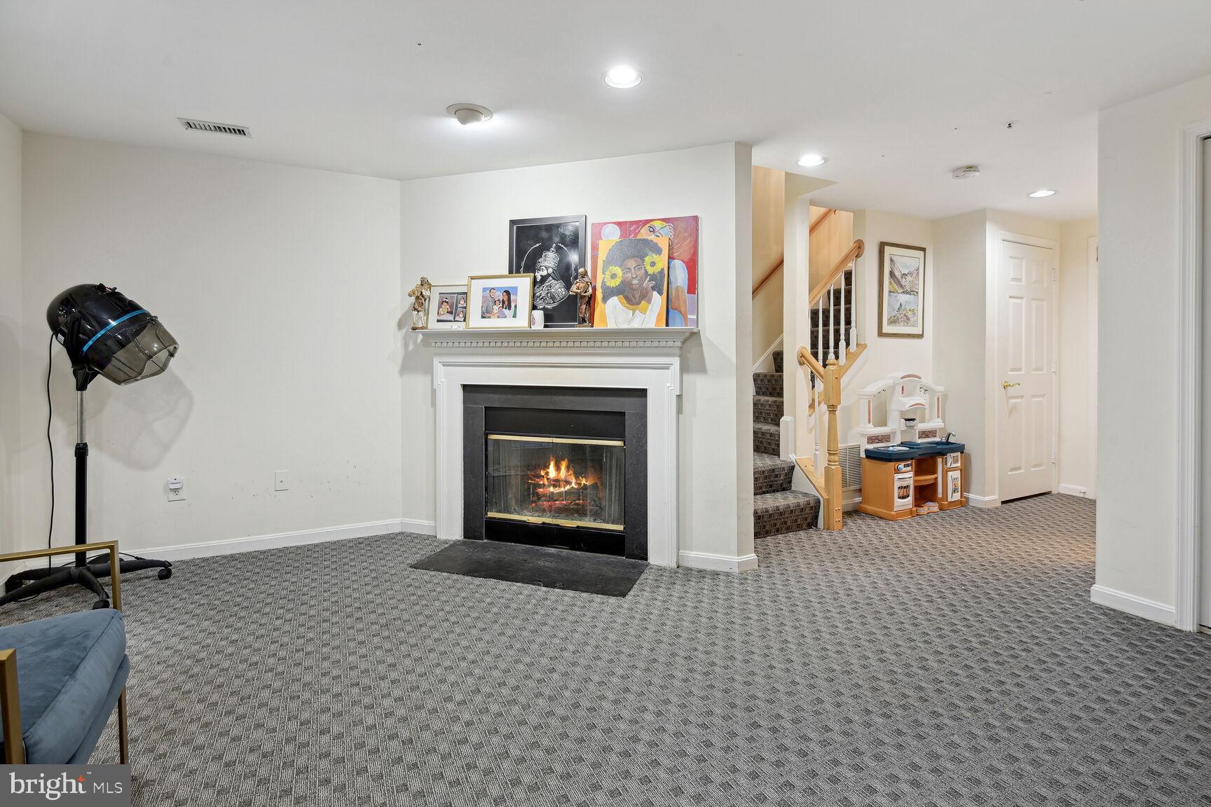 HOLLY POINTE - Residential Lease