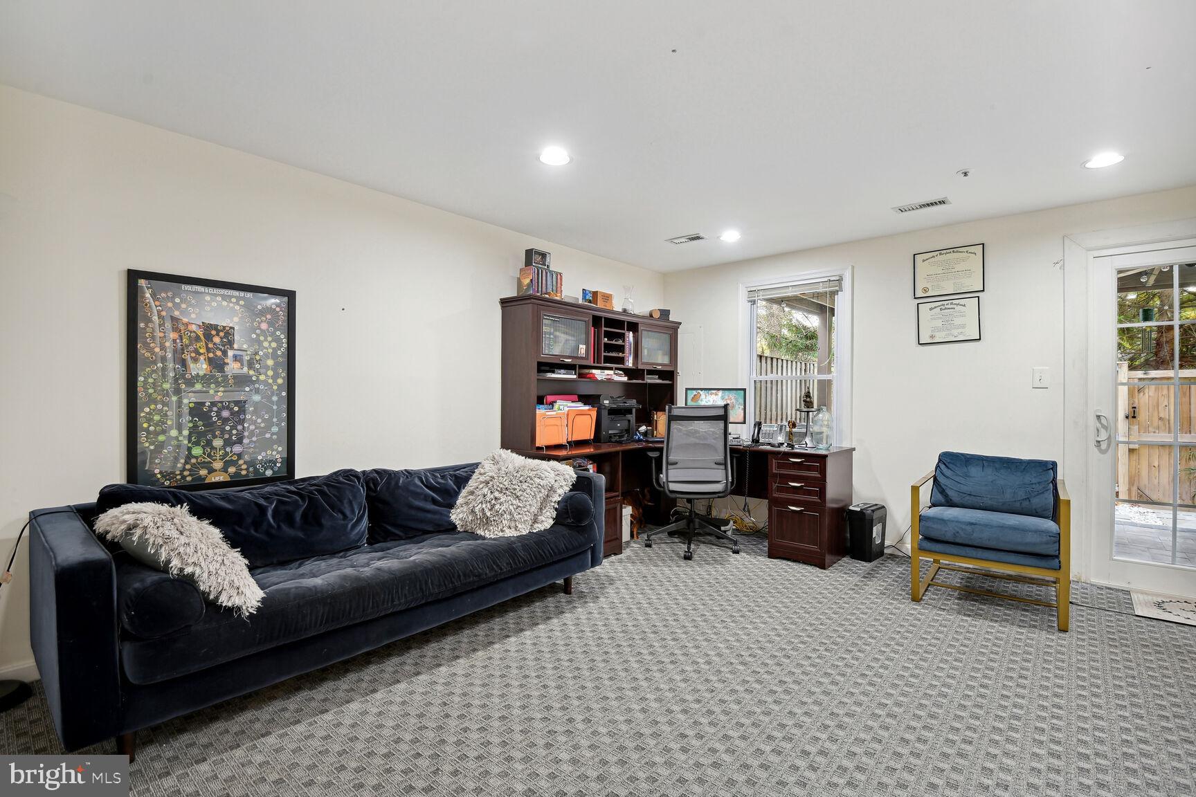 HOLLY POINTE - Residential Lease