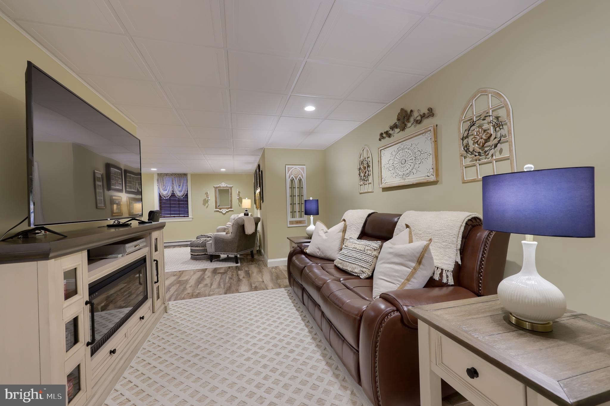 VALLEY CHASE - Residential