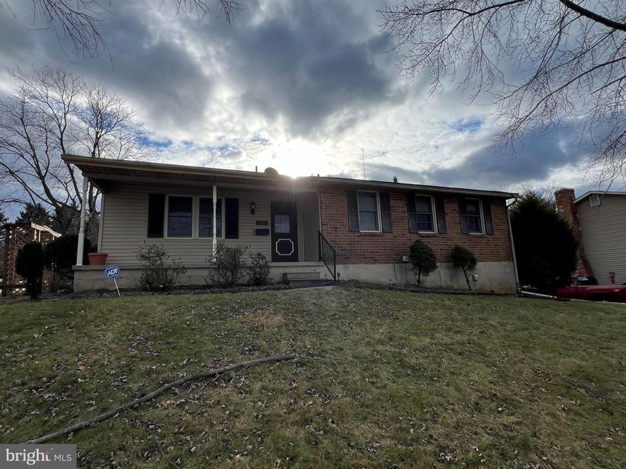 Nice spacious rancher in very desirable Woodbridge area.  Close to fwy 695, fwy 70, rt 29 and shopping.
Only main level is for rent.  Basement is rented to another family.