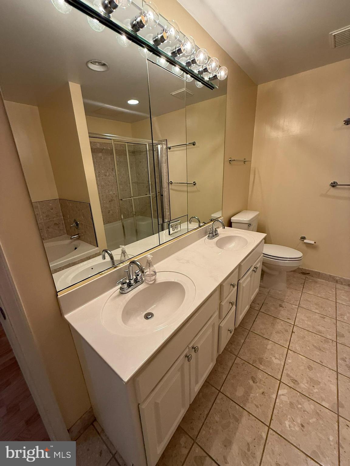 VIRGINIA SQUARE - Residential Lease