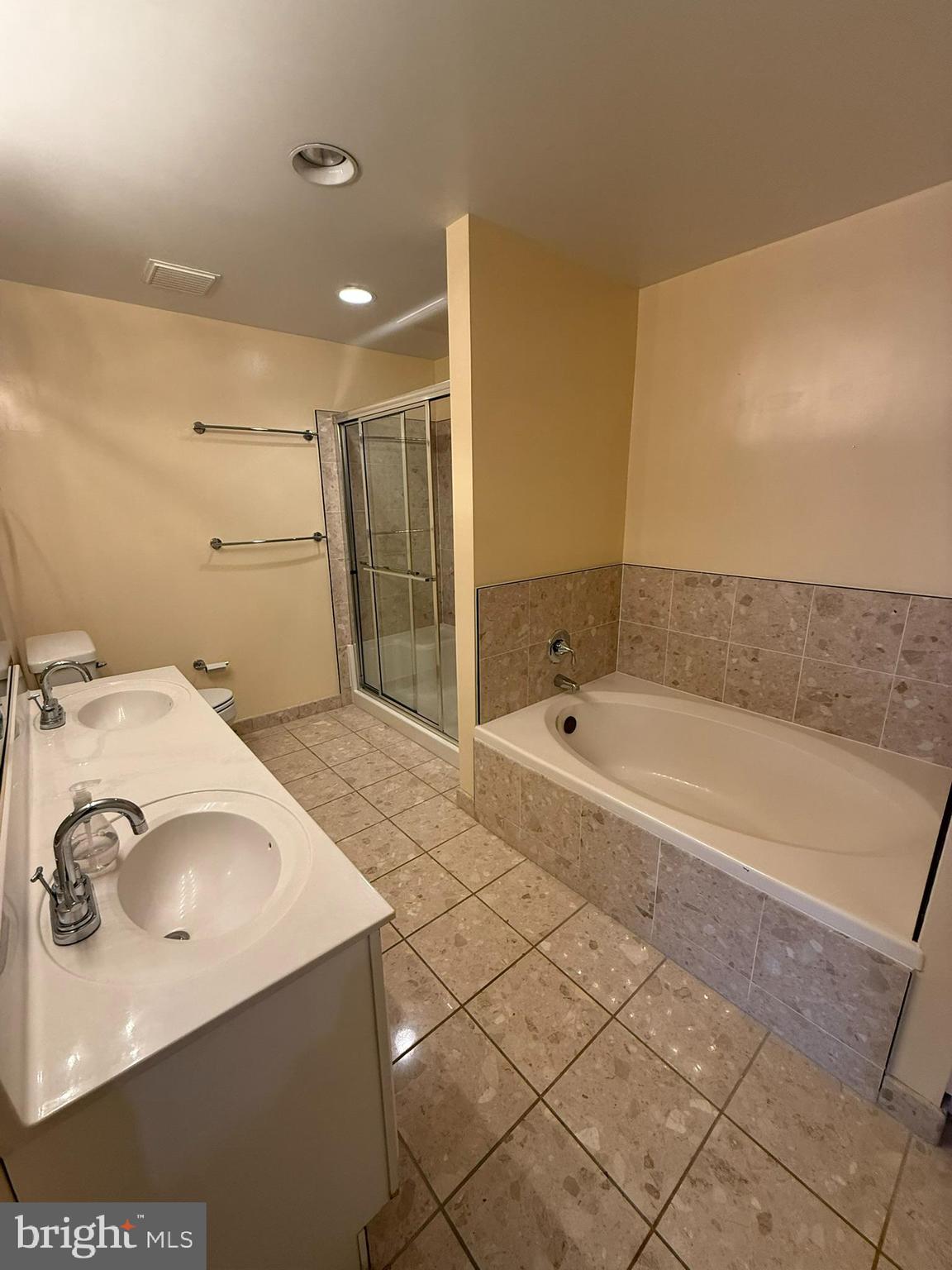 VIRGINIA SQUARE - Residential Lease