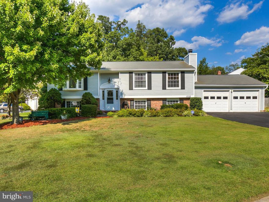 Come and enjoy those warm summer days in your sunroom overlooking the pool - a perfect place for family gatherings. 4 or 5 BR w/3 full baths, shiny oak hwd flrs on the main level, updated kitchen w/oak cabinets, granite counter tops,  SS ceramic top stove, dishwasher, remodeled master & hall baths with new ceramic tile and vanity, oversized master bedroom with fireplace, family room w/ built ins!