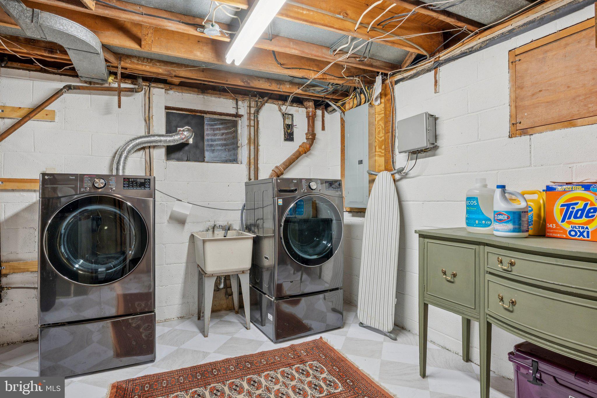 SHERWOOD FOREST MANOR - Residential