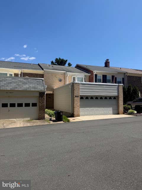 Photo of 909 Moorefield Hill Grove SW, VIENNA, VA 22180 (MLS # VAFX2335936)