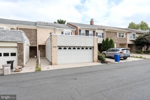 Photo of 909 Moorefield Hill Grove SW, VIENNA, VA 22180 (MLS # VAFX2335936)