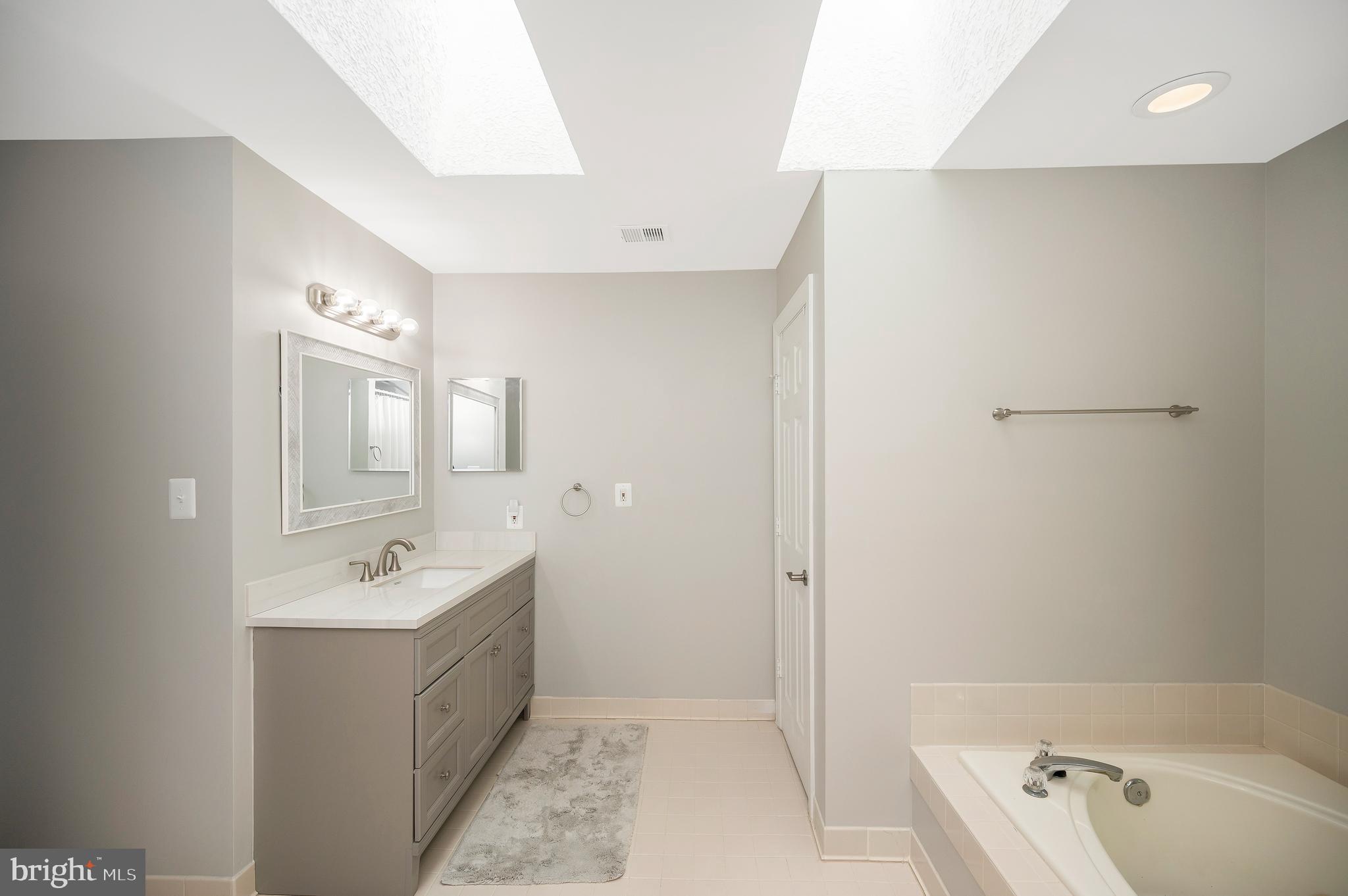 ENGLISH HILLS - Residential