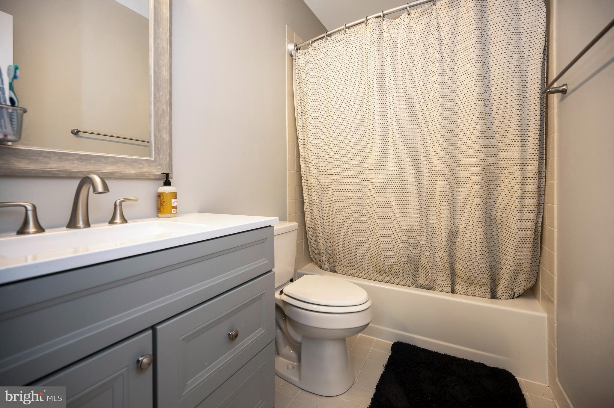 ENGLISH HILLS - Residential