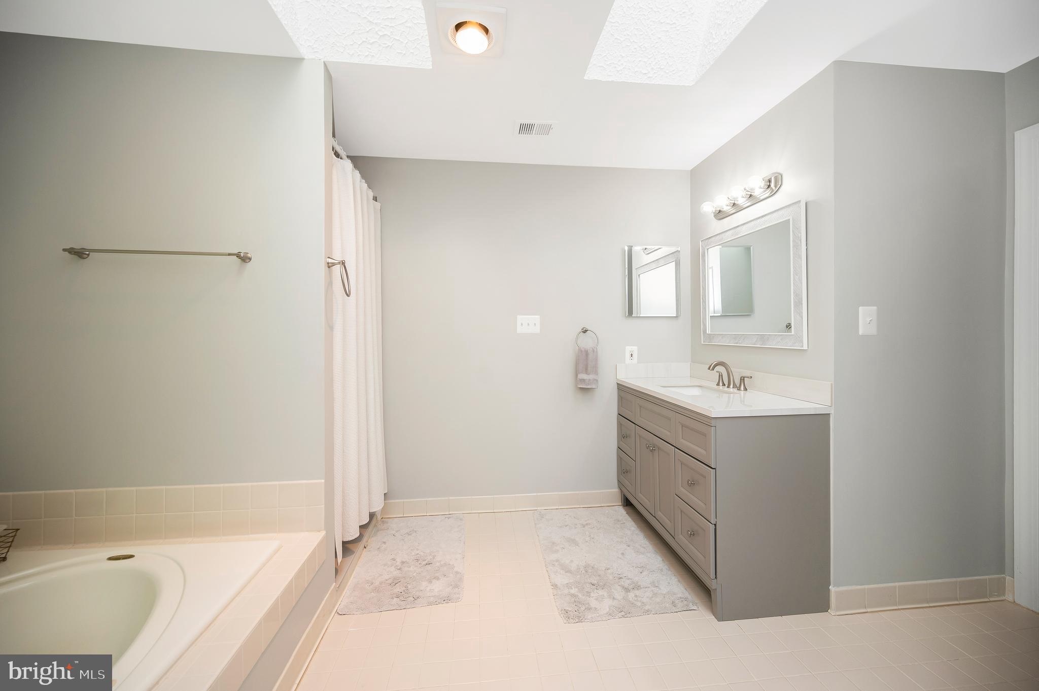 ENGLISH HILLS - Residential