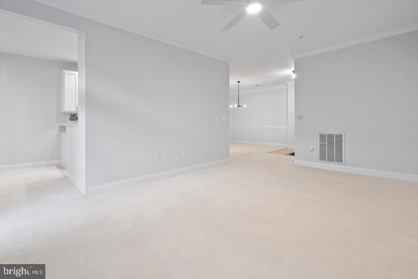 2540 KENSINGTON GARDENS 201