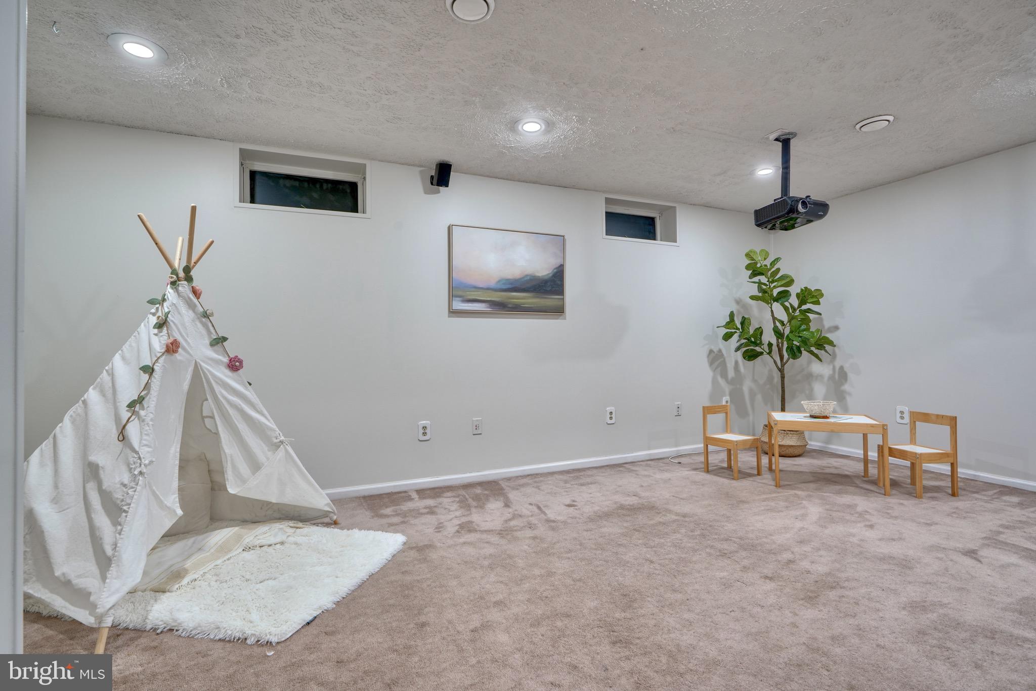 CONSTANT FRIENDSHIP - Residential